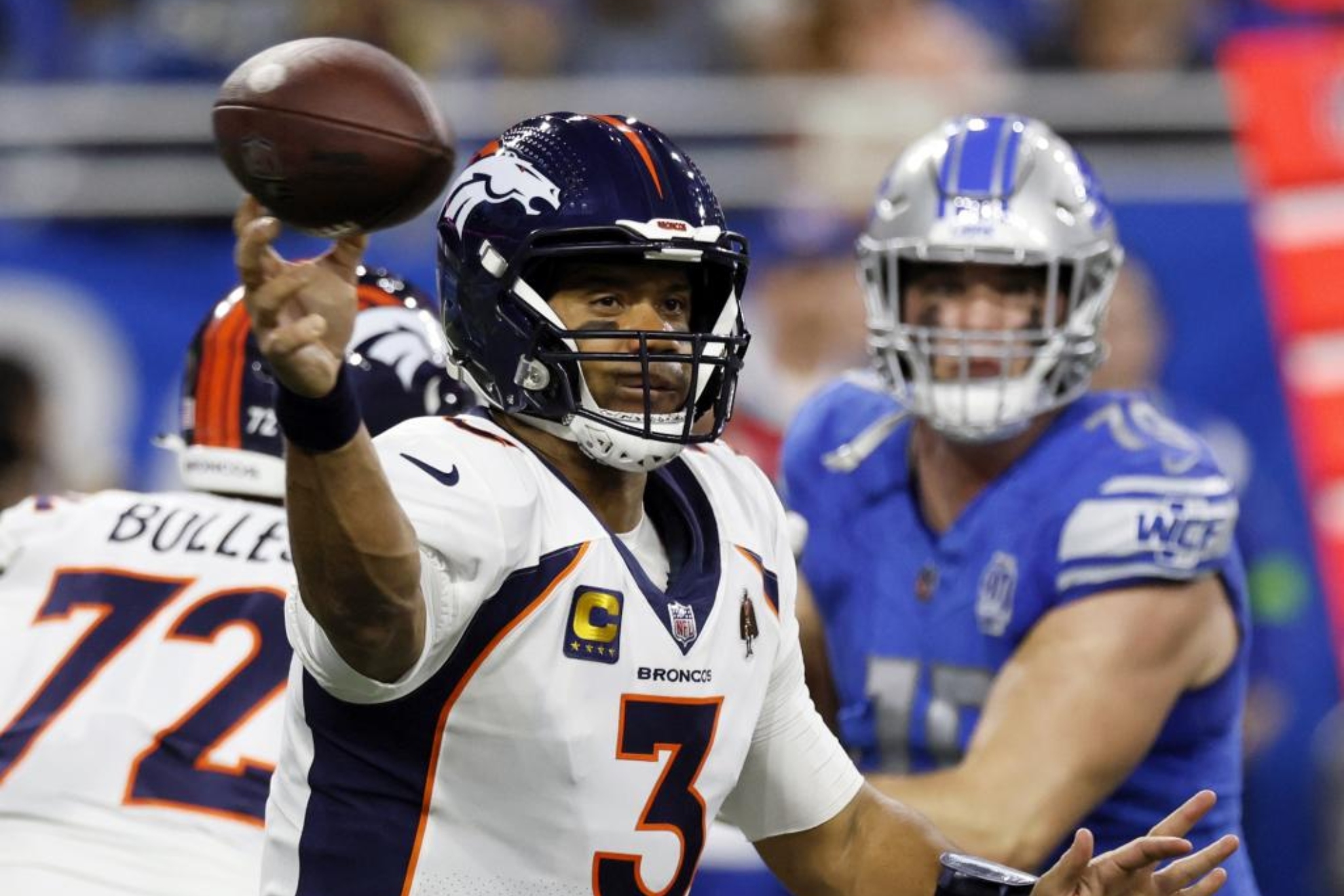 Wilson lanza un pase ante los Lions.