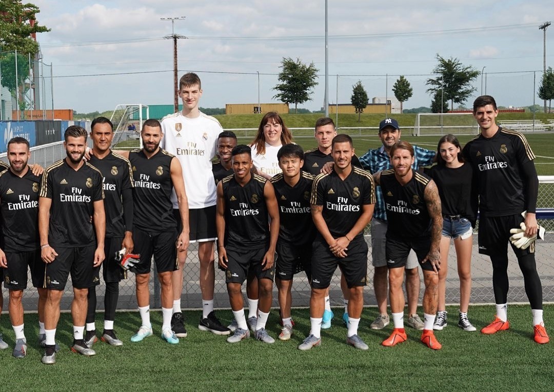Olivier Rioux posa junto a los jugadores del Real Madrid de fútbol hace dos años.