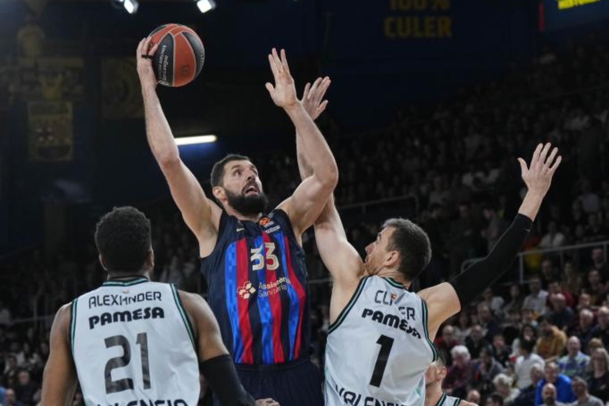 Mirotic lanza a canasta en un partido entre el Barça y el Valencia Basket en la 22/23.