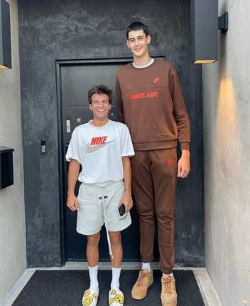 Riqui Puig (1,69 m.) compartió una fotografía en Instagram junto a Aday Mara (2,21 m.)