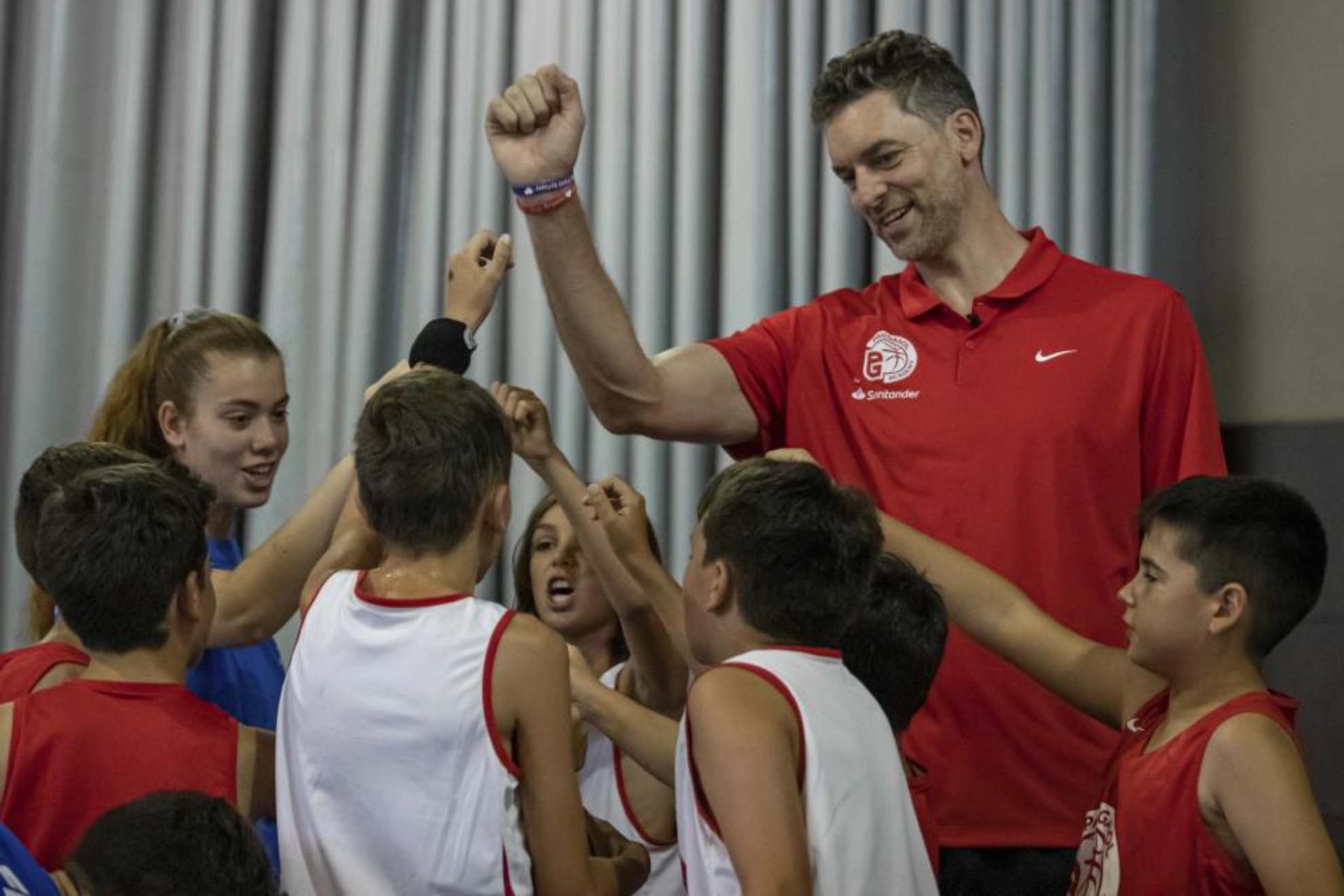 Pau Gasol hace piña con participantes a su campus en la edición del año pasado.
