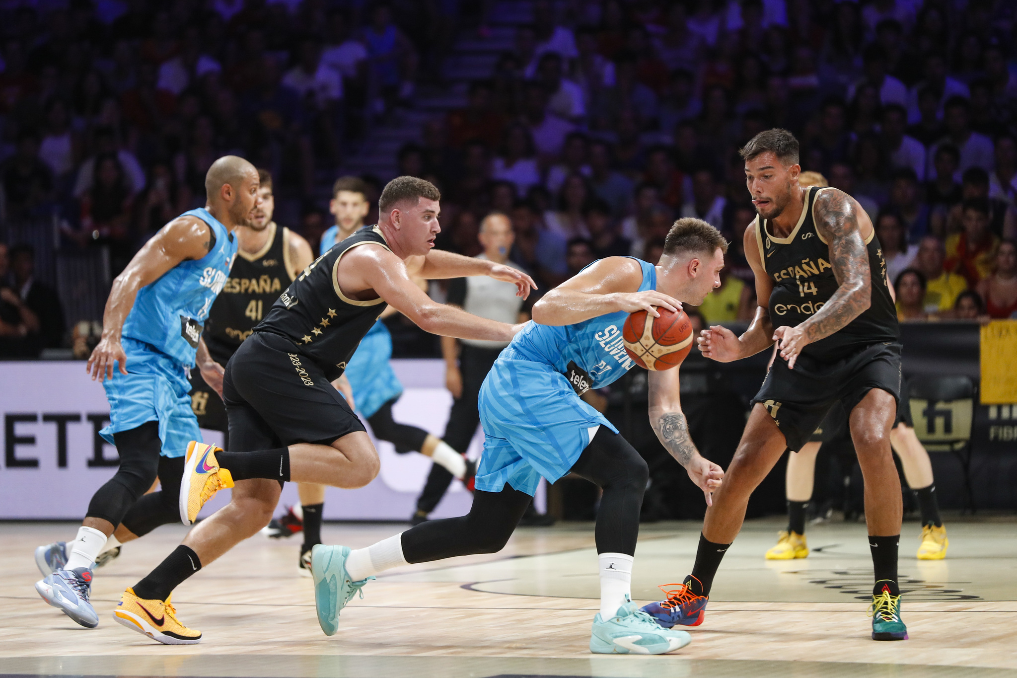 Doncic, en un partido contra España.