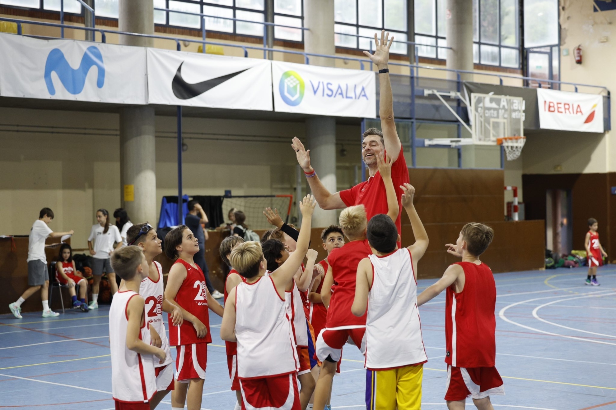 Pau Gasol juega con los niños.
