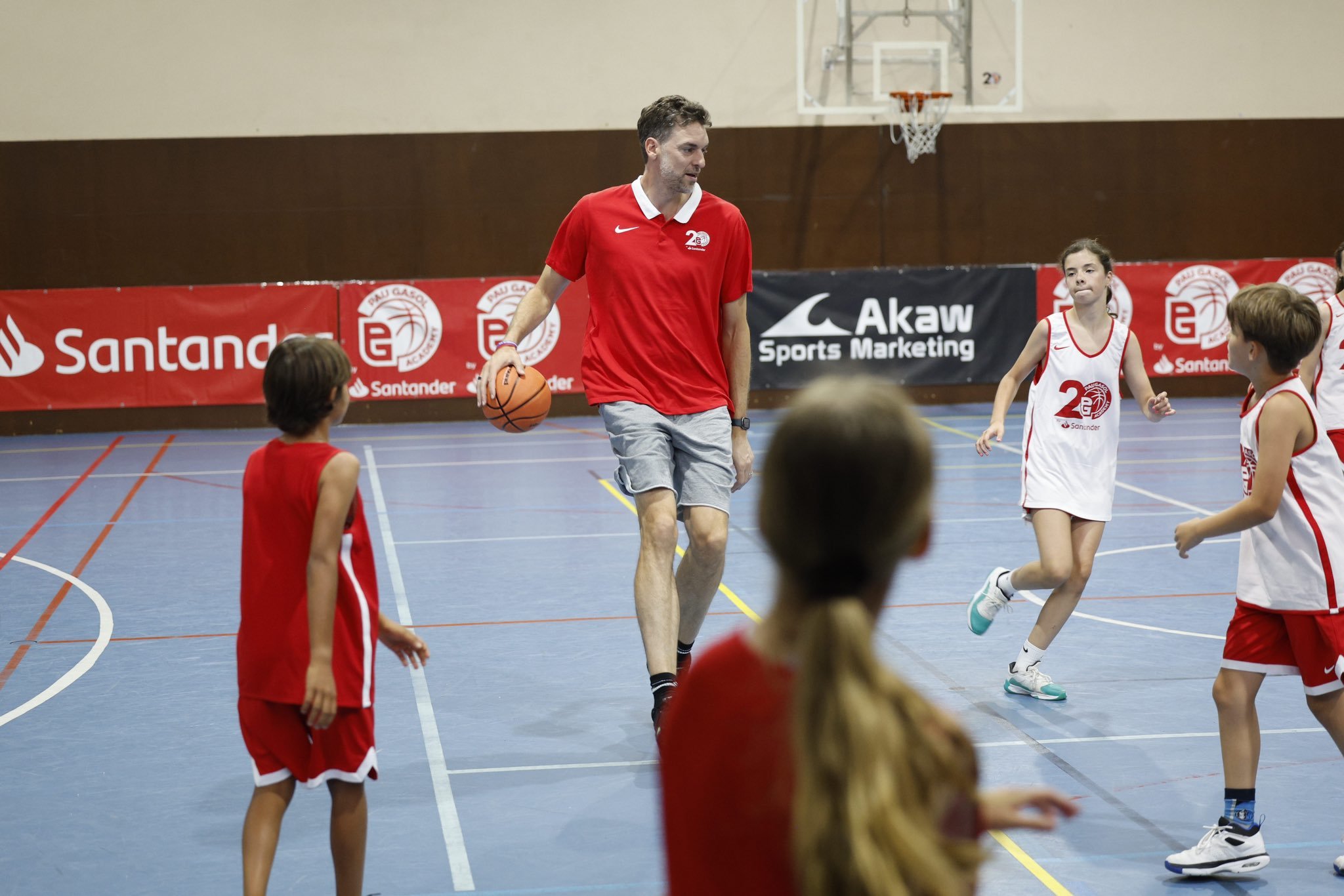 Pau, junto a los más pequeños.
