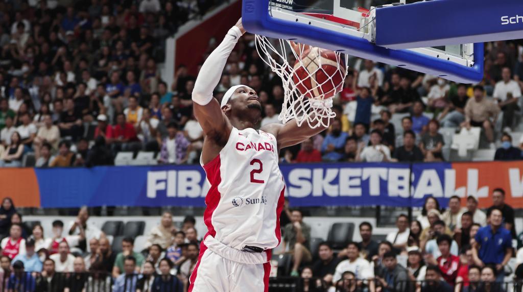 Gilgeos-Alexander machaca el aro en el partido entre Canadá y Francia.