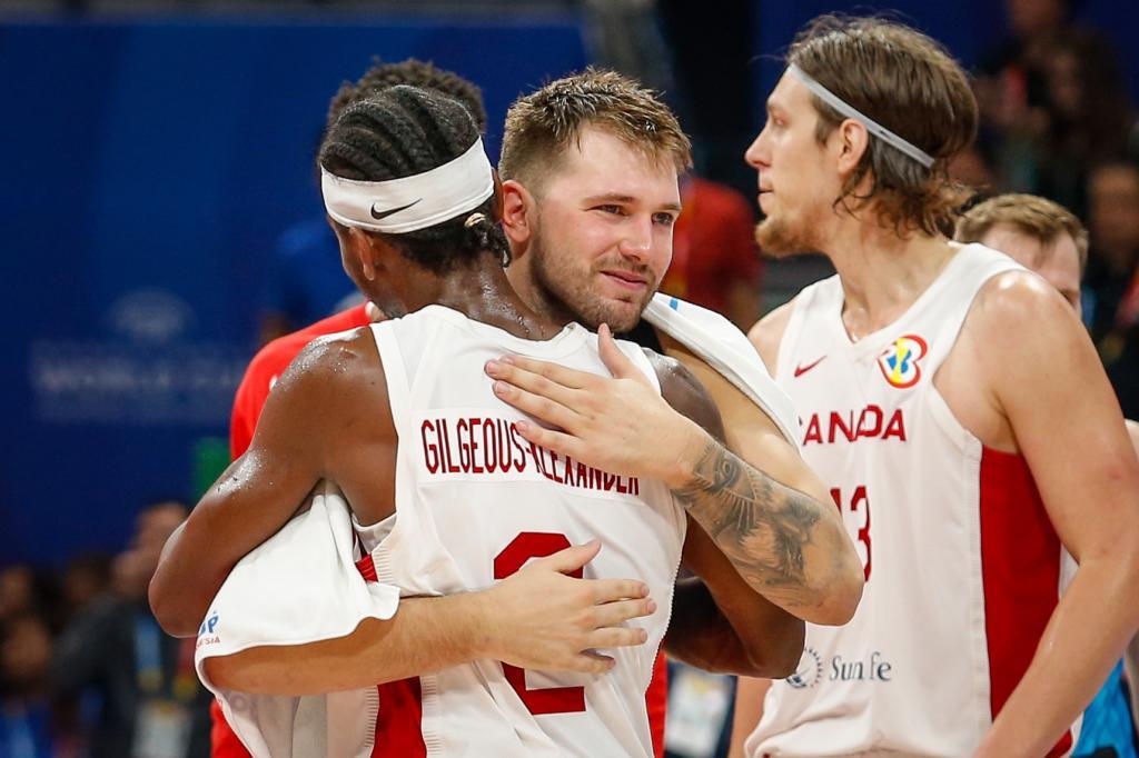 Doncic y Gilgeous-Alexander se abrazan tras derrotar Canadá a Eslovenia en cuartos.
