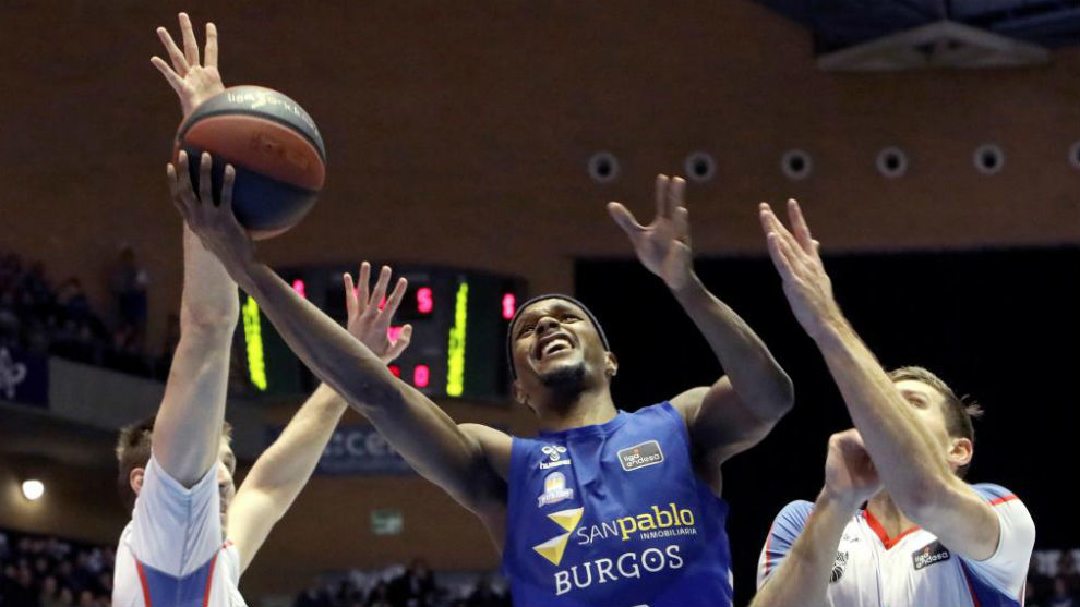 San Pablo Burgos gana al Obradoiro y apura sus opciones de estar en la Copa