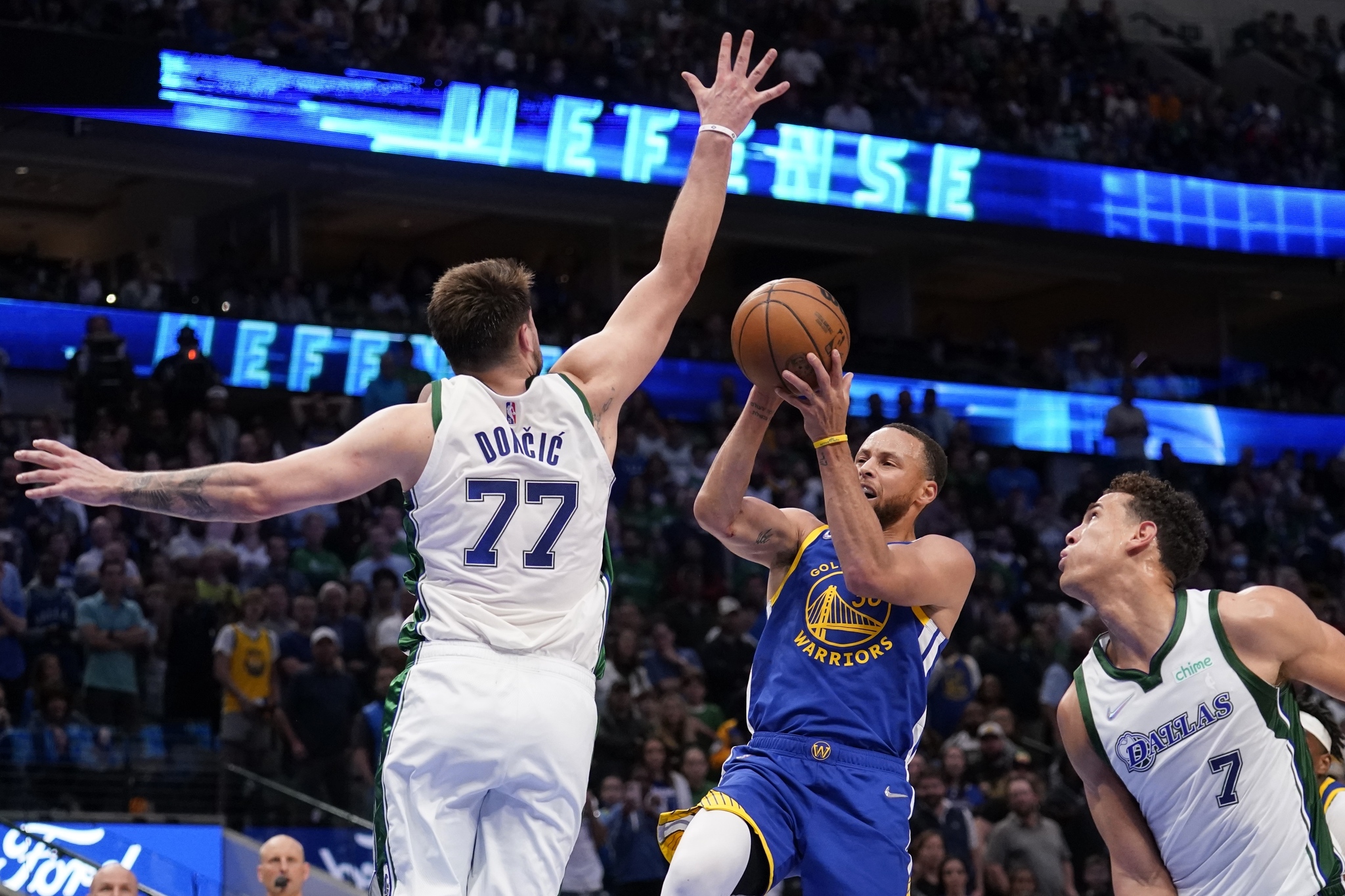Doncic vuelve a doblegar a los Warriors de un Curry desaparecido en el ...