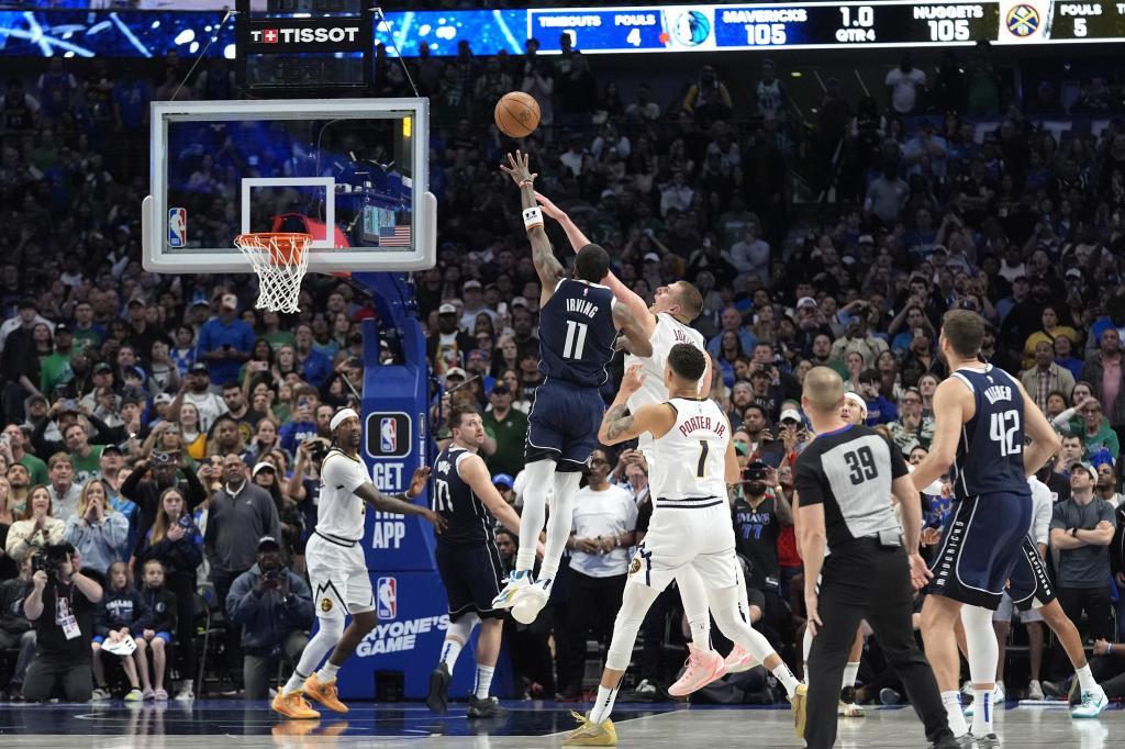 Irving lanza a canasta.