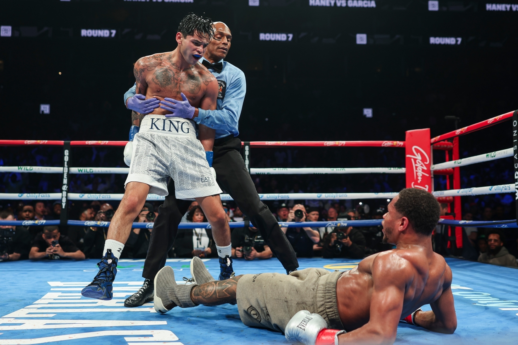 Ryan García con Devin Haney en el suelo.