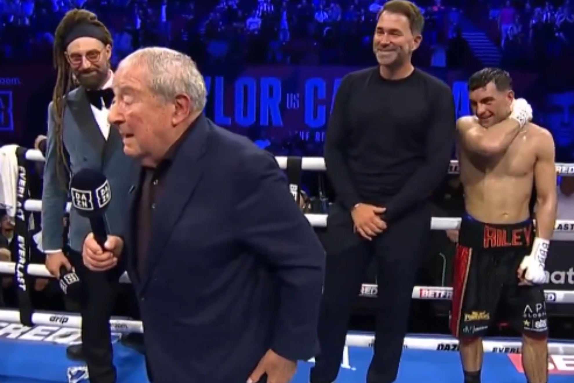 Bob Arum con el micrófono, Jake Catterall y Eddie Hearn, y el speaker David Diamante.