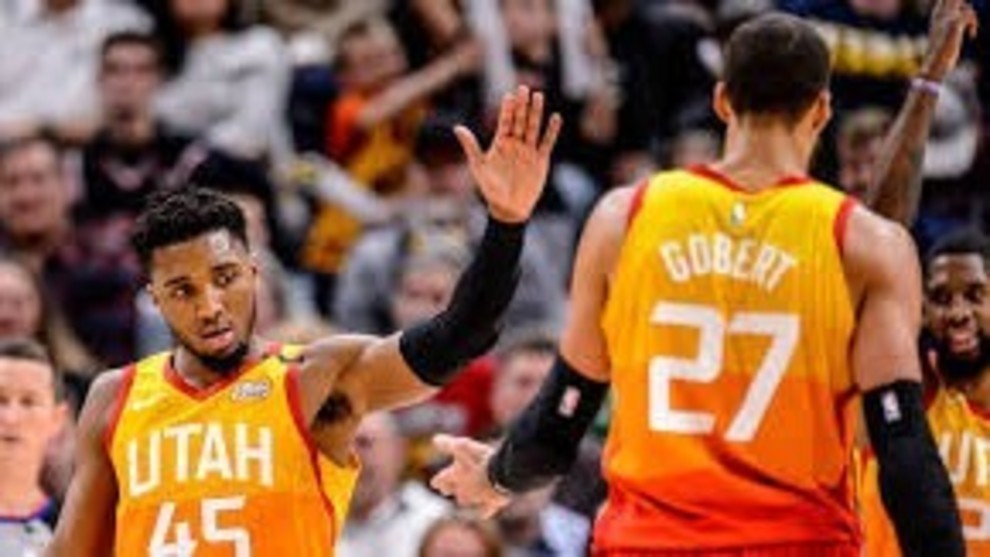 Donovan Mitchell y Rudy Gobert se saludan durante un partido de los Jazz.