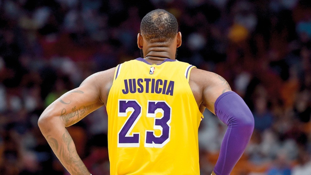 Montaje de LeBron James con uno de los mensajes sociales permitidos por la NBA en lugar del nombre.