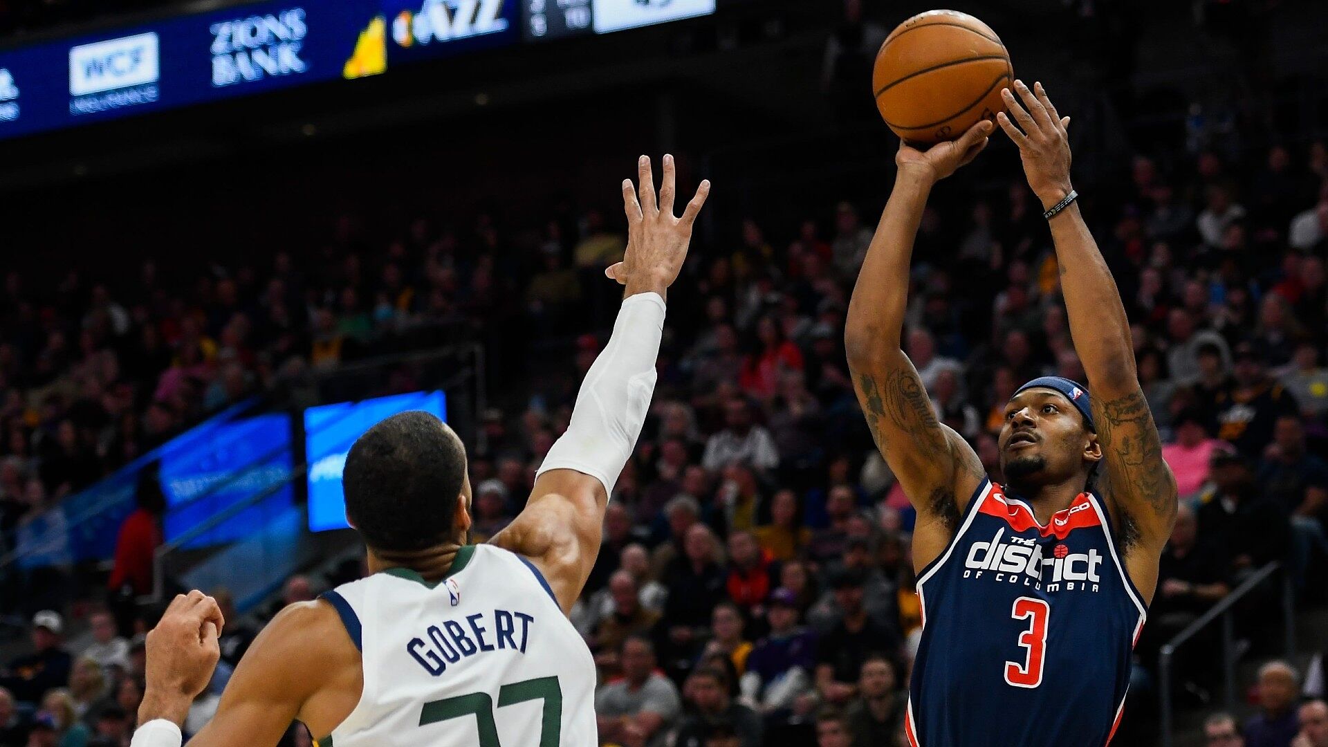 Bradley Beal lanza ante la defensa de Rudy Gobert.