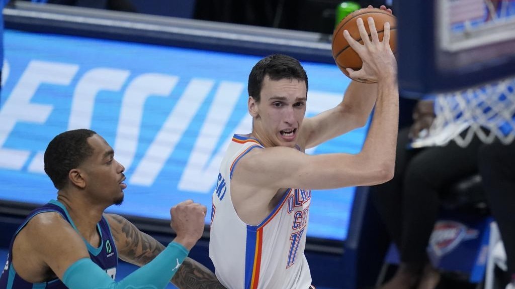 Aleksej Pokusevski inicia una entrada a canasta en el partido ante los Thunder.