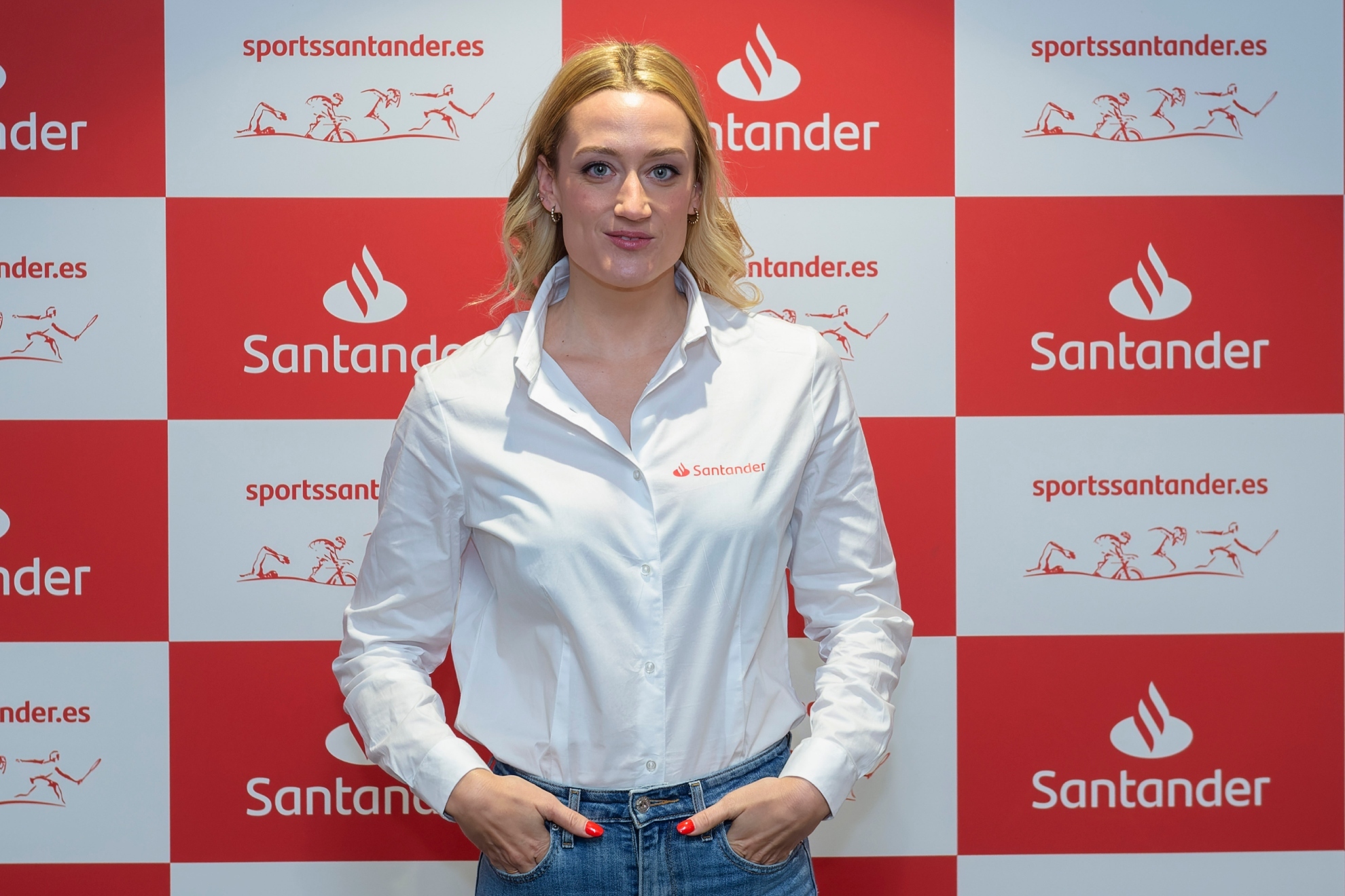 Mireia Belmonte atiende a un acto después de volver a la competición