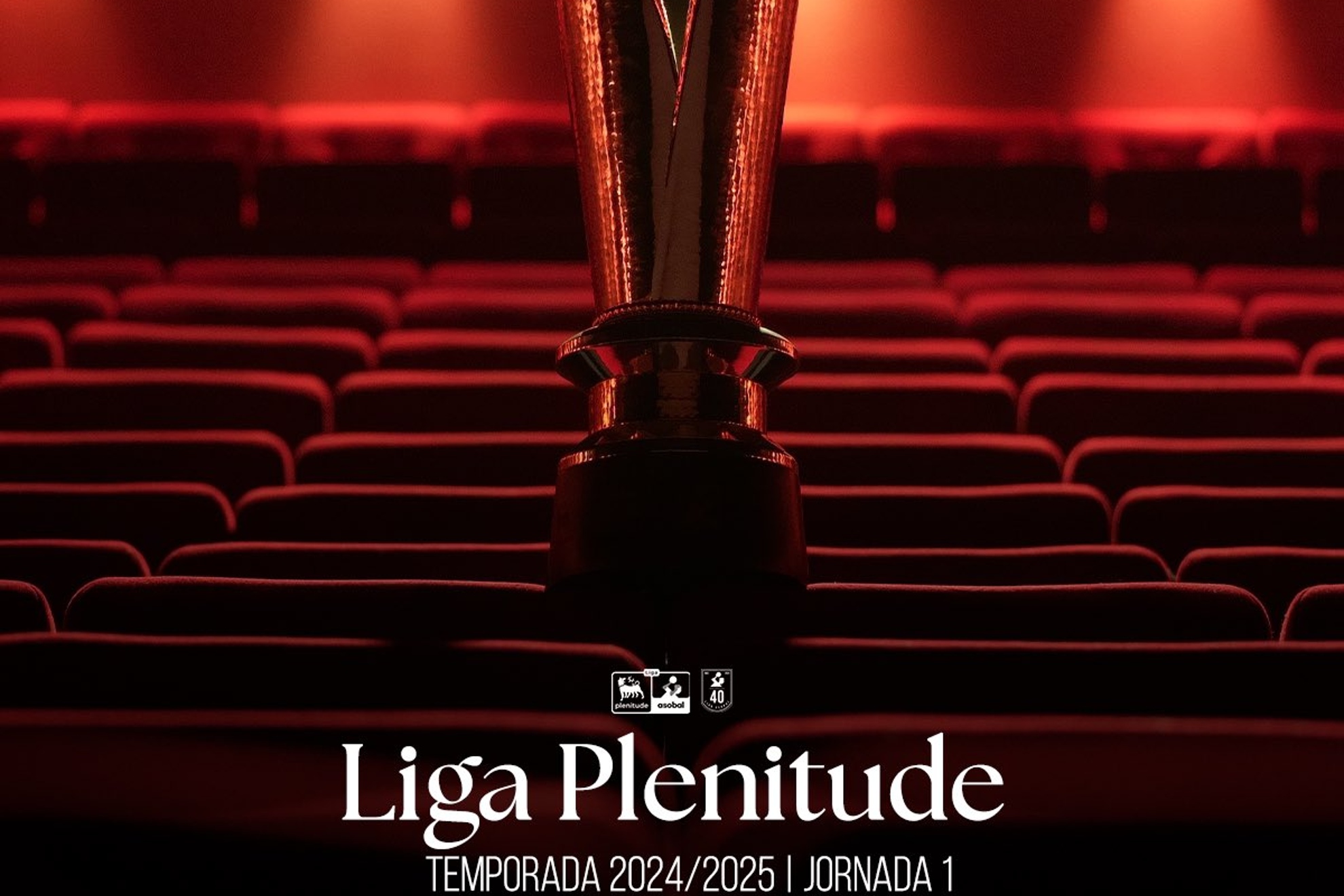 El trofeo de la Liga Plenitude.