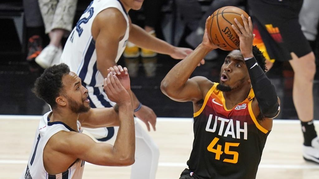 Donovan Mitchell lanza por encima de Kyle Anderson.