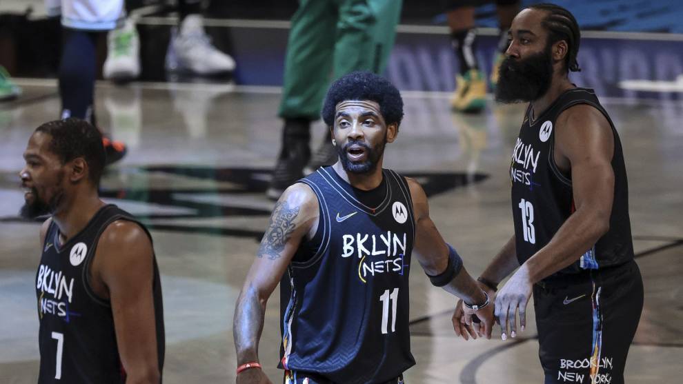 Kevin Durant, Kyrie Irving y James Harden se felicitan tras la victoria ante los Boston Celtics