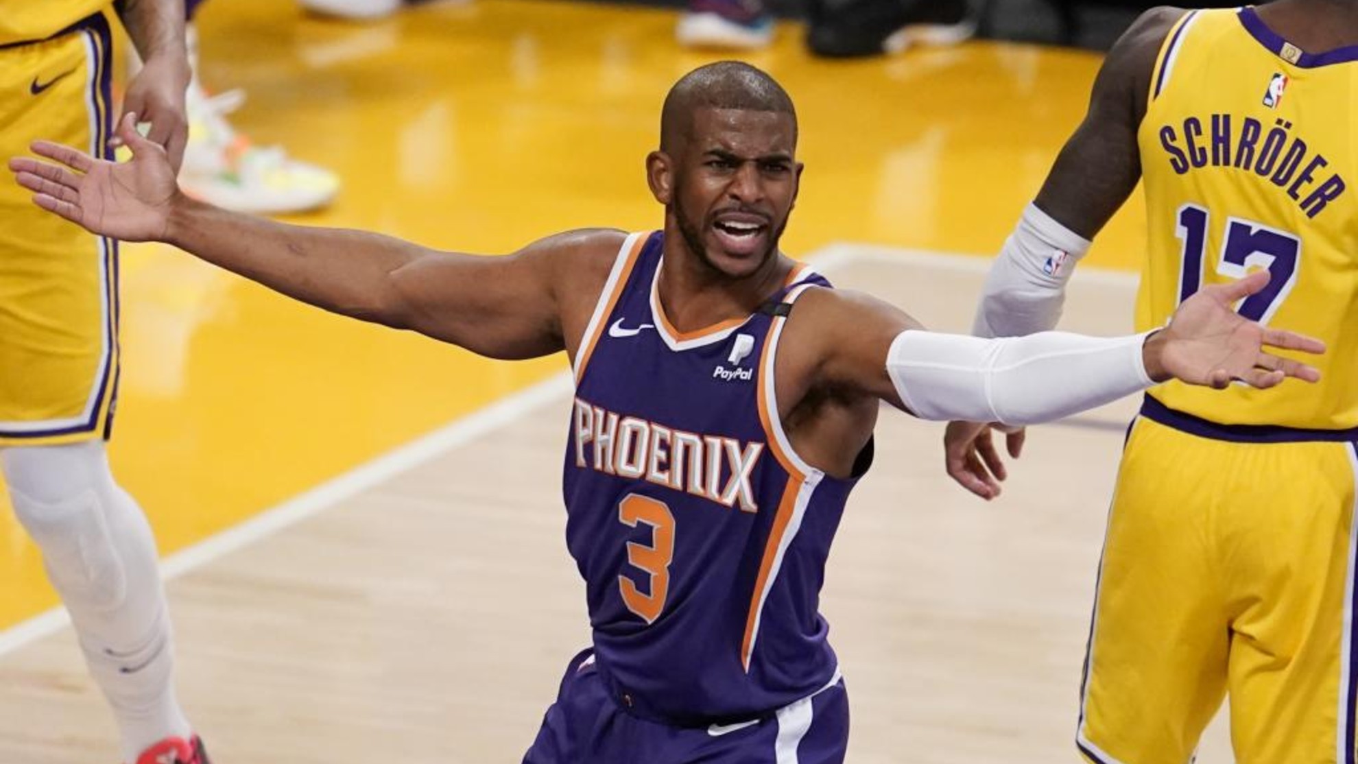 Paul gesticula durante un partido de los Suns ante los Lakers en los Playoffs.