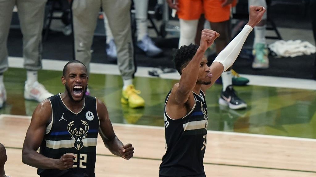 Giannis Antetokounmpo y Khris Middleton celebran el triunfo sobre los Suns.
