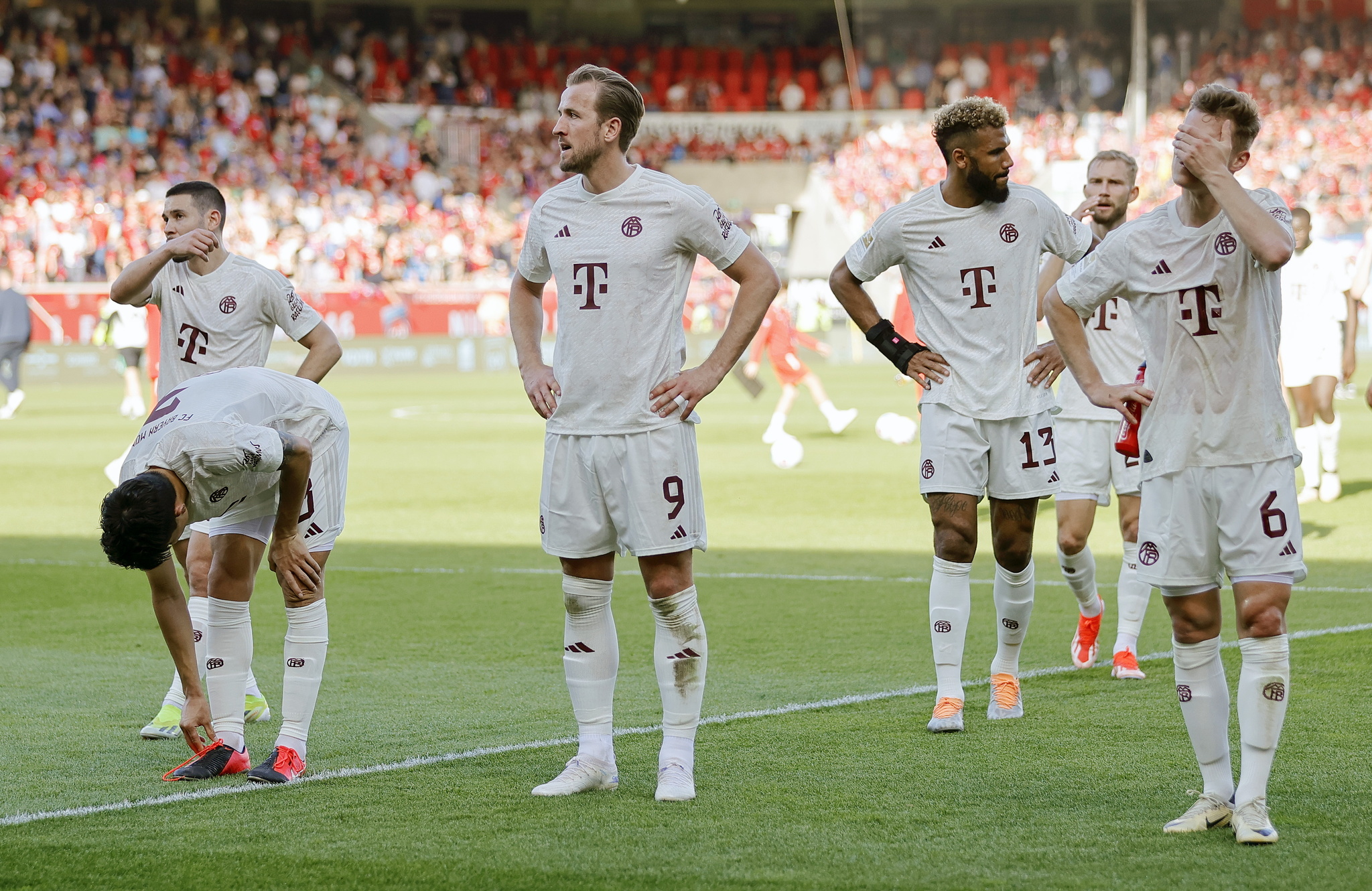 Los jugadores del Bayern decaídos después de perder con el Heidenheim.