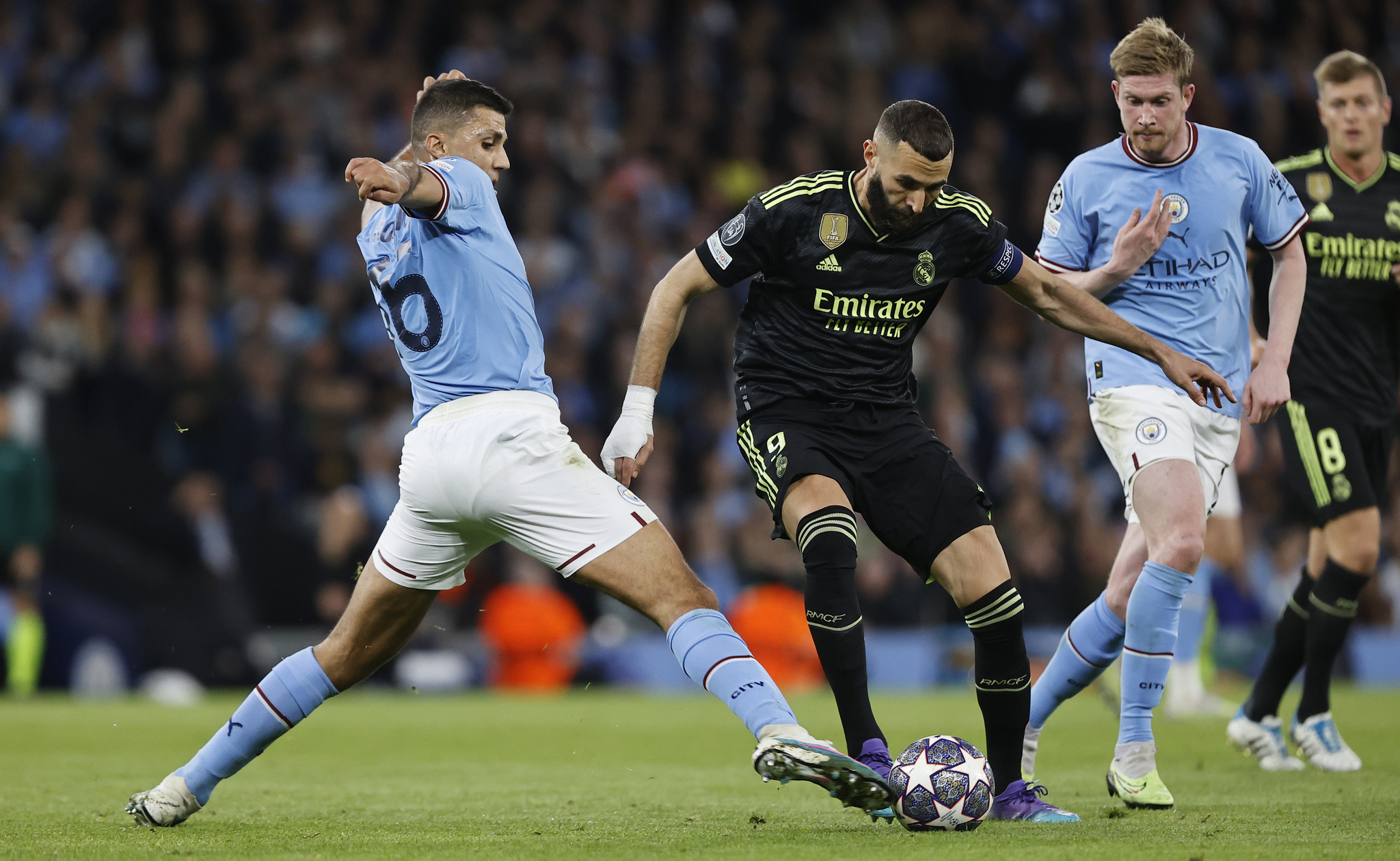 Benzema trata de regatear a Rodri la temporada pasada,