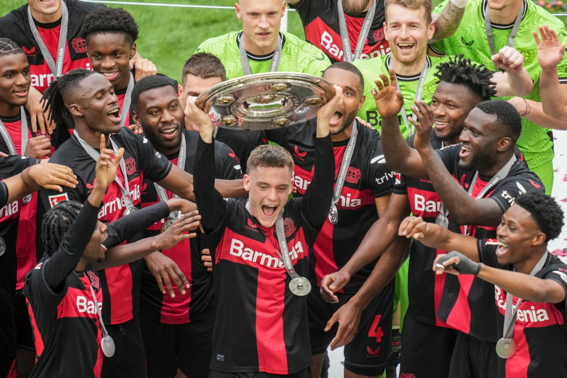 Florian Wirtz levanta la 'Ensaladera' del Bayer Leverkusen.