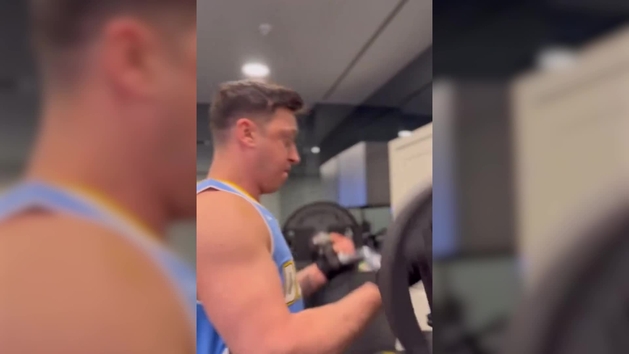 El nuevo cuerpo de Özil tras su retirada: ¿Te has fijado en sus brazos y en su masa muscular?