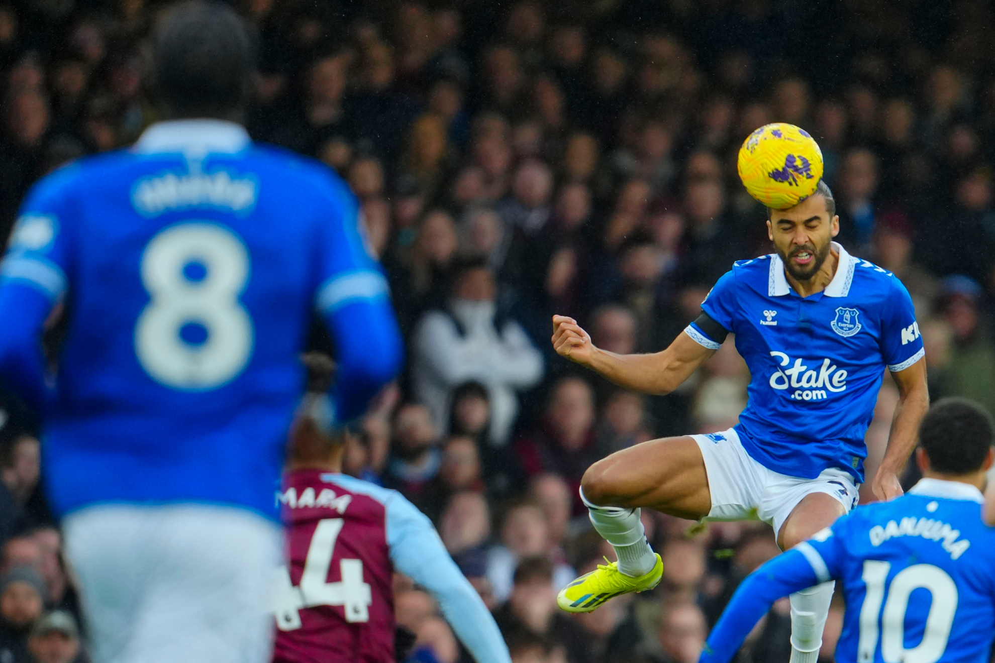 Calvert-Lewin, del Everton, remata un balón.