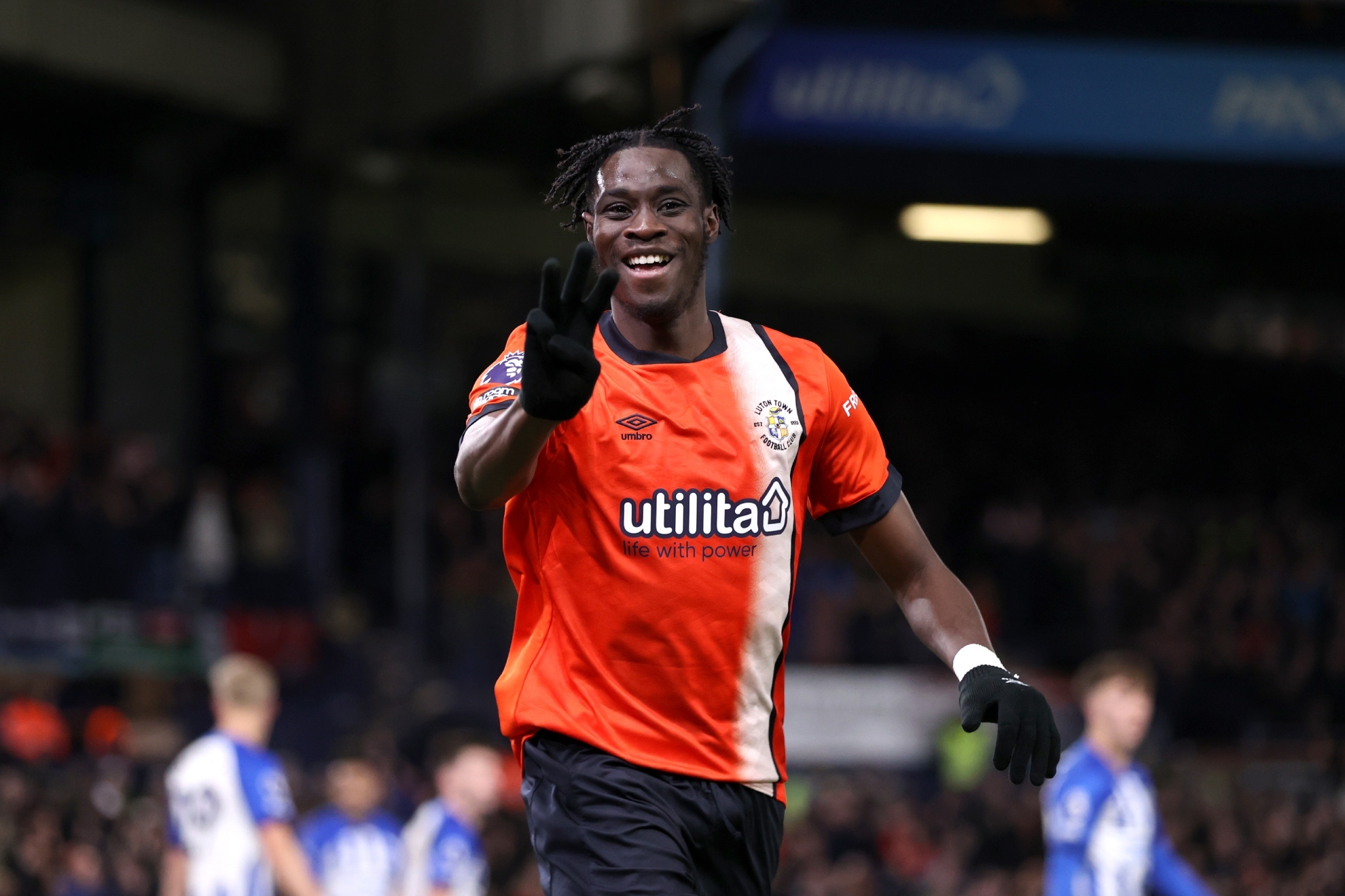 Elijah Adebayo celebra su 'hat-trick' contra el Brighton.