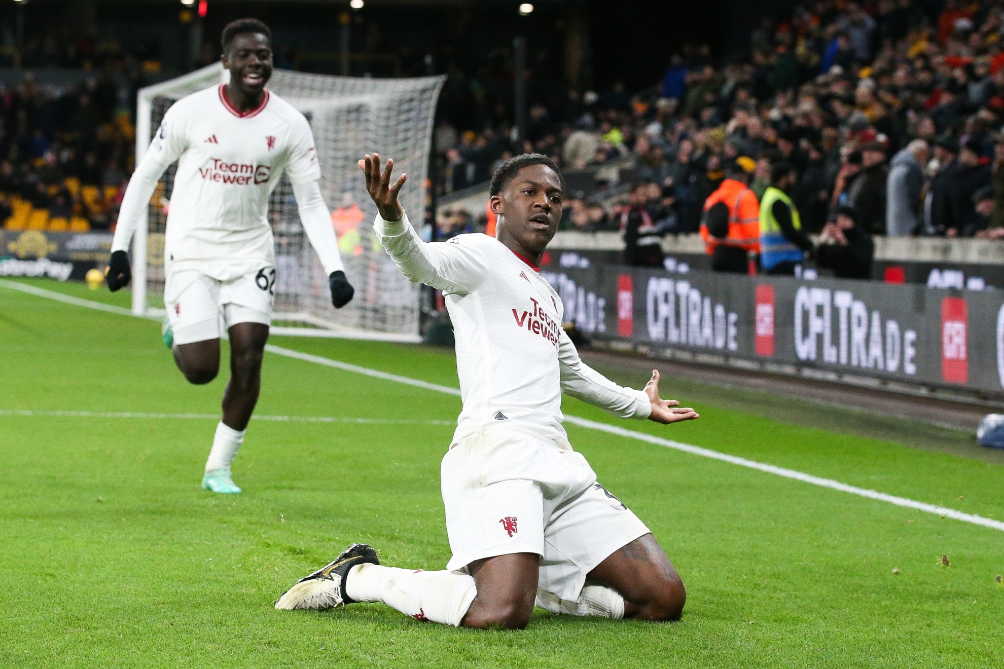 Kobbie Mainoo celebra su gol contra el Wolverhampton.