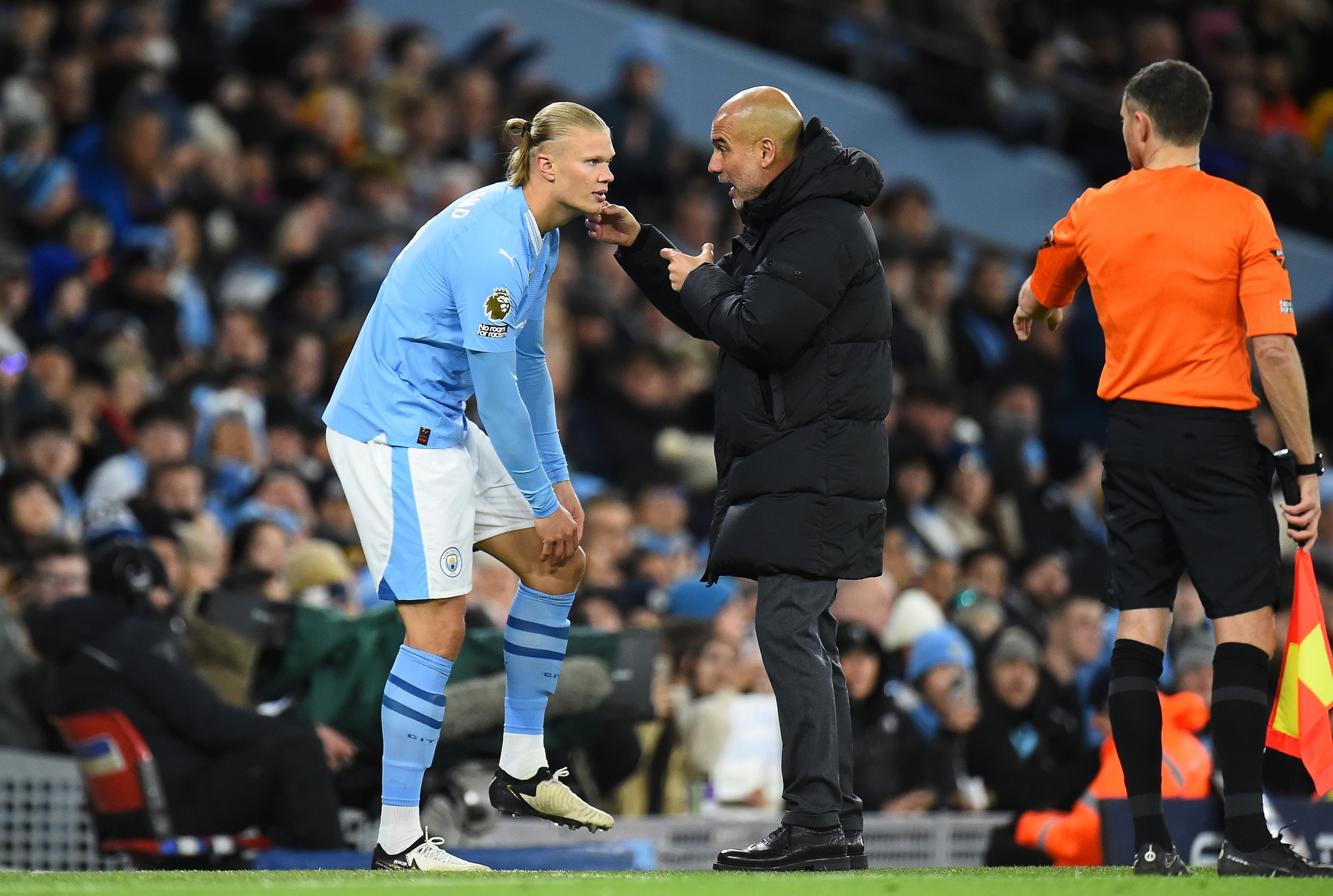Guardiola dando instrucciones a Haaland