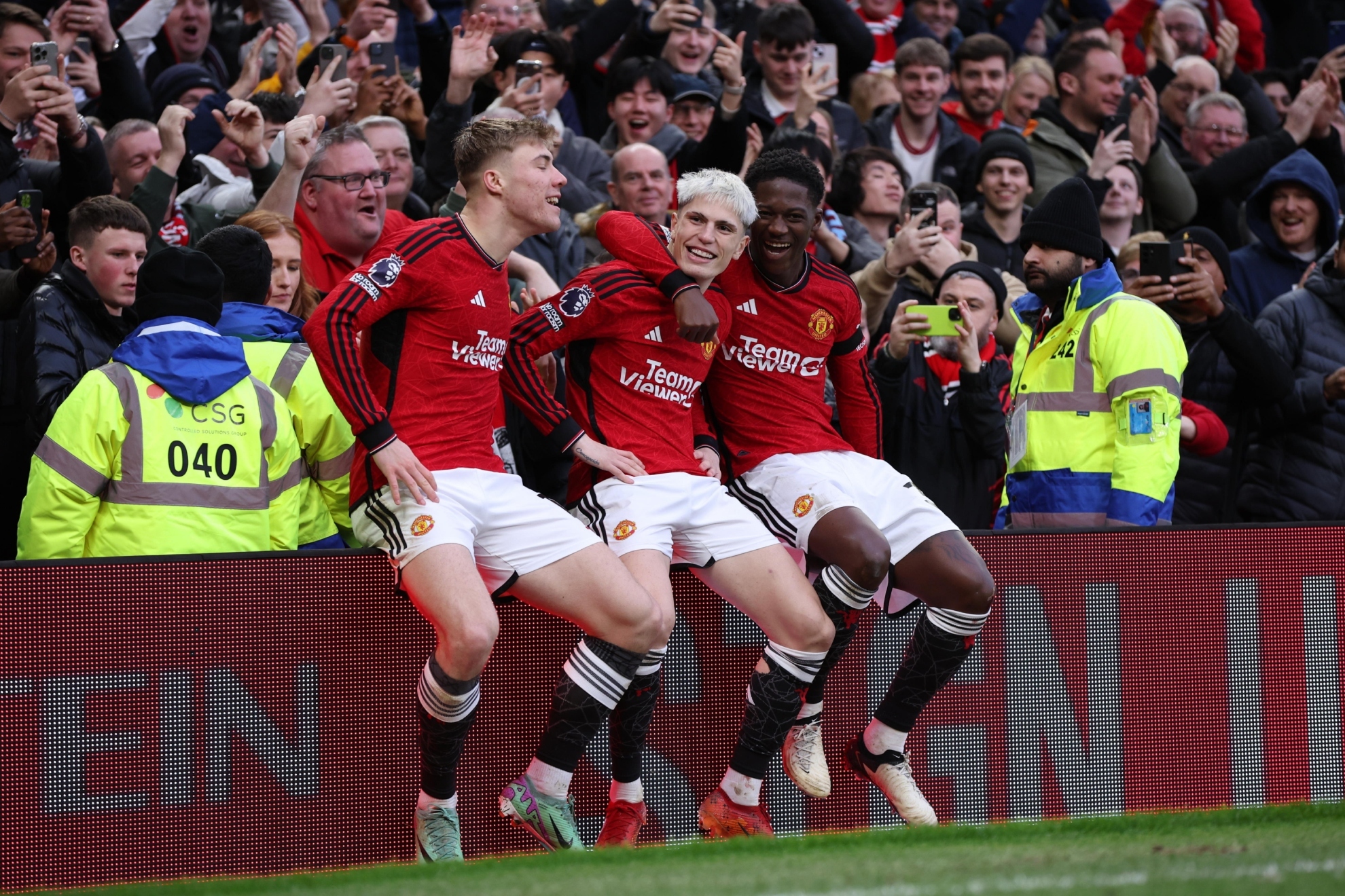 Rasmus Hojlund, Alejandro Garnacho y Kobbie Mainoo celebran su gol contra el West Ham.