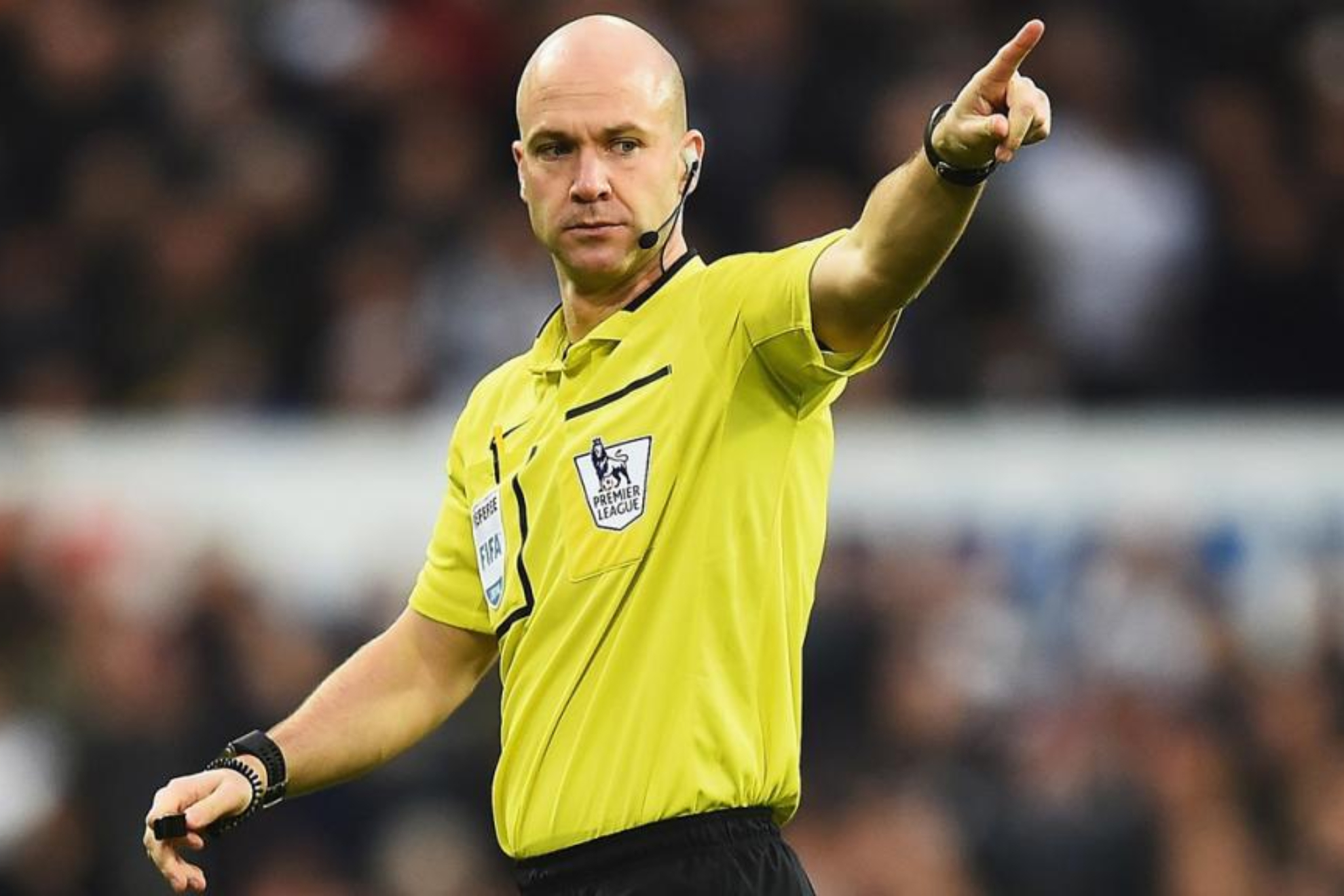 Anthony Taylor, colegiado de la Premier League, señala una acción durante un encuentro de la temporada 2021-22.