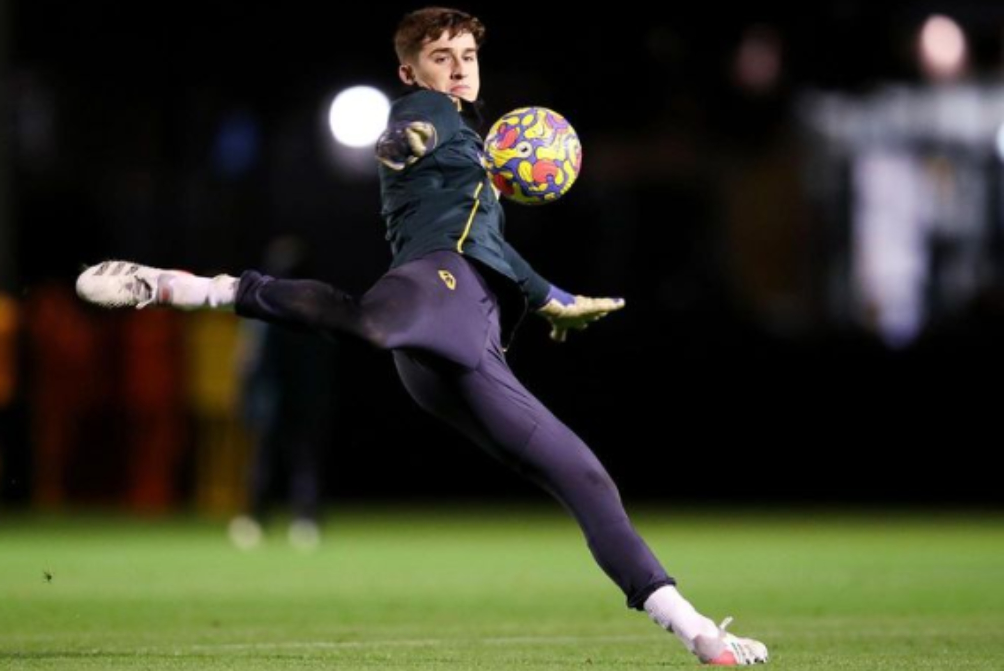 Louie Moulden golpea el balón en un entrenamiento.