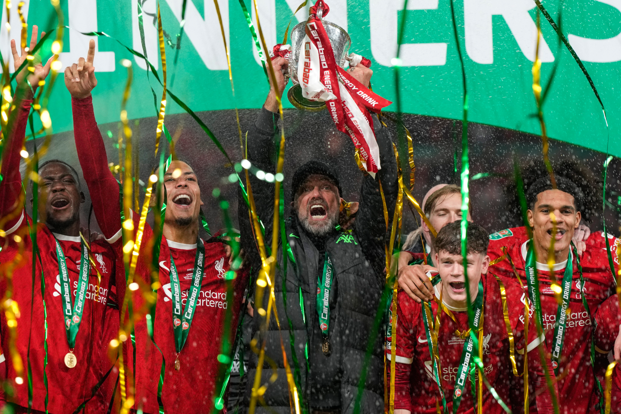 Klopp y Van Dijk levantan la Copa.