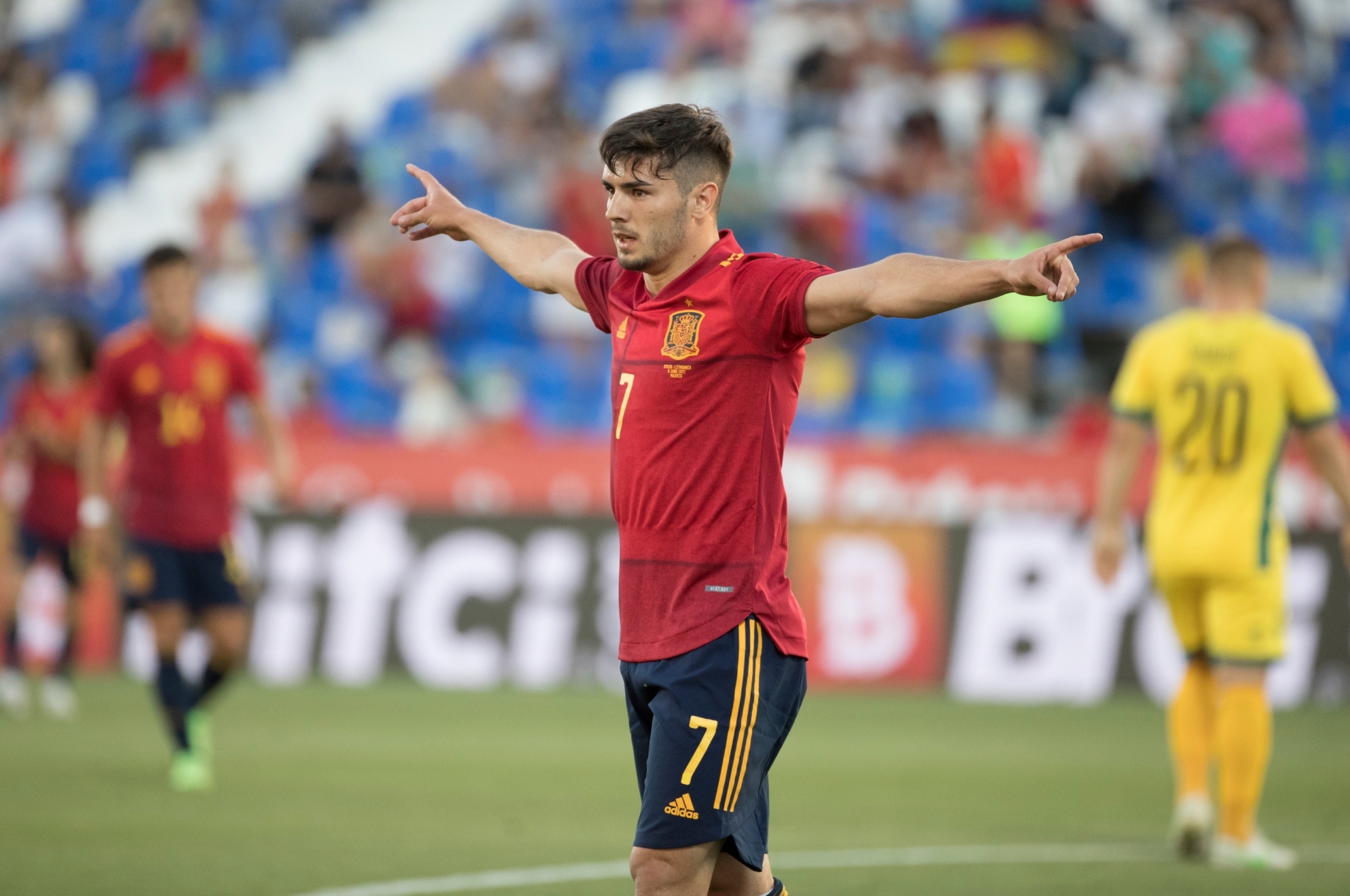 Brahim celebra el gol que marcó en su debut con la selección/RFEF