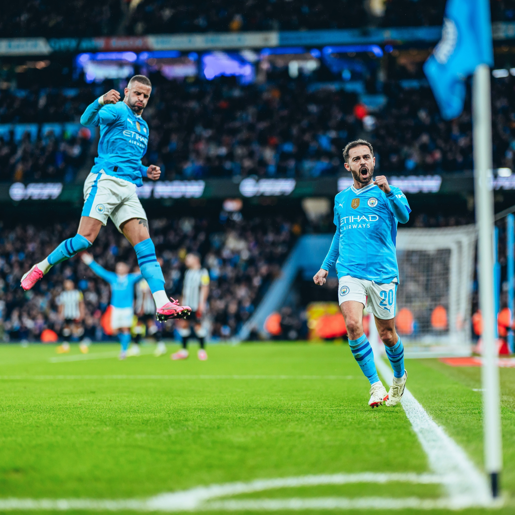 Bernardo y Walker celebran uno de los goles del portugués.