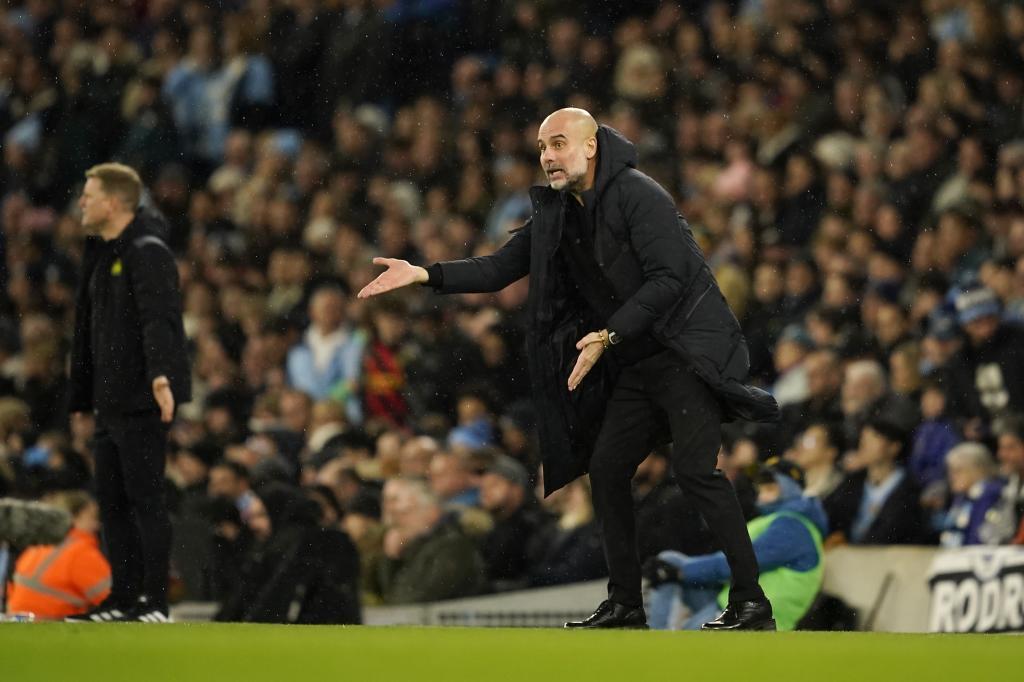 Pep Guardiola dirigiendo en la banda durante el Manchester City - Newcastle.