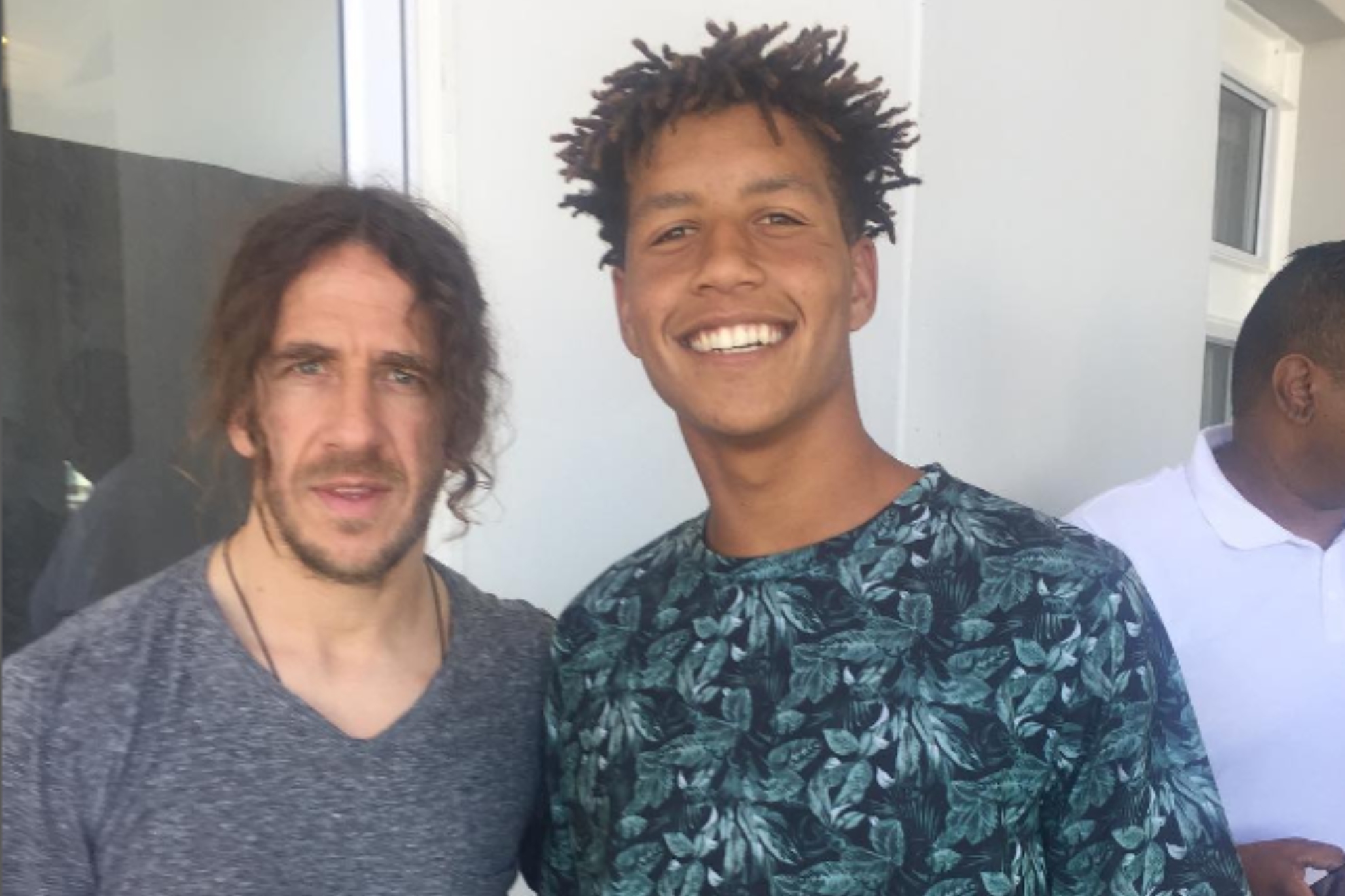 Luke Fleurs, en una foto junto a Puyol.