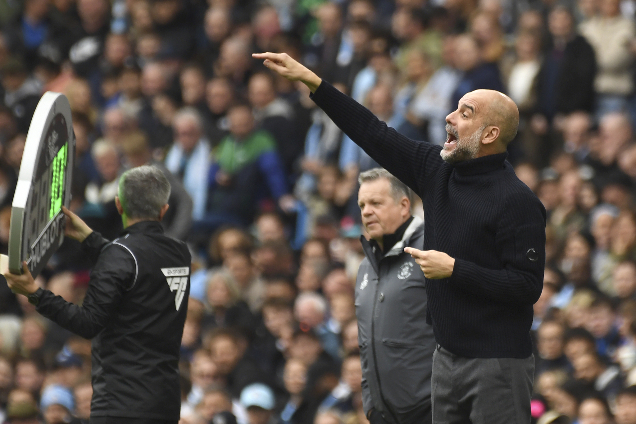 Guardiola da indicaciones desde la banda durante la goleada ante el Luton.