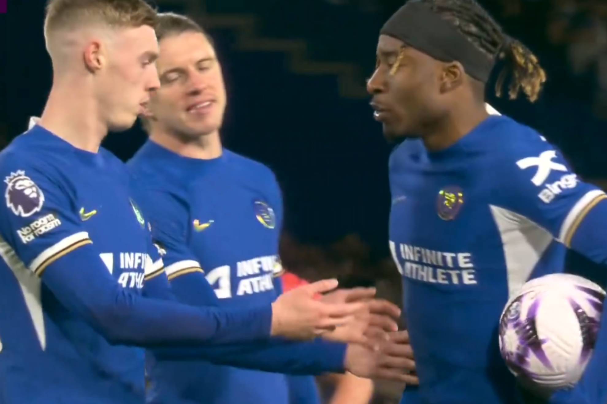 Discusión entre Madueke, Cole Palmer y Nicolas Jackson para tirar un penalti en el Chelsea