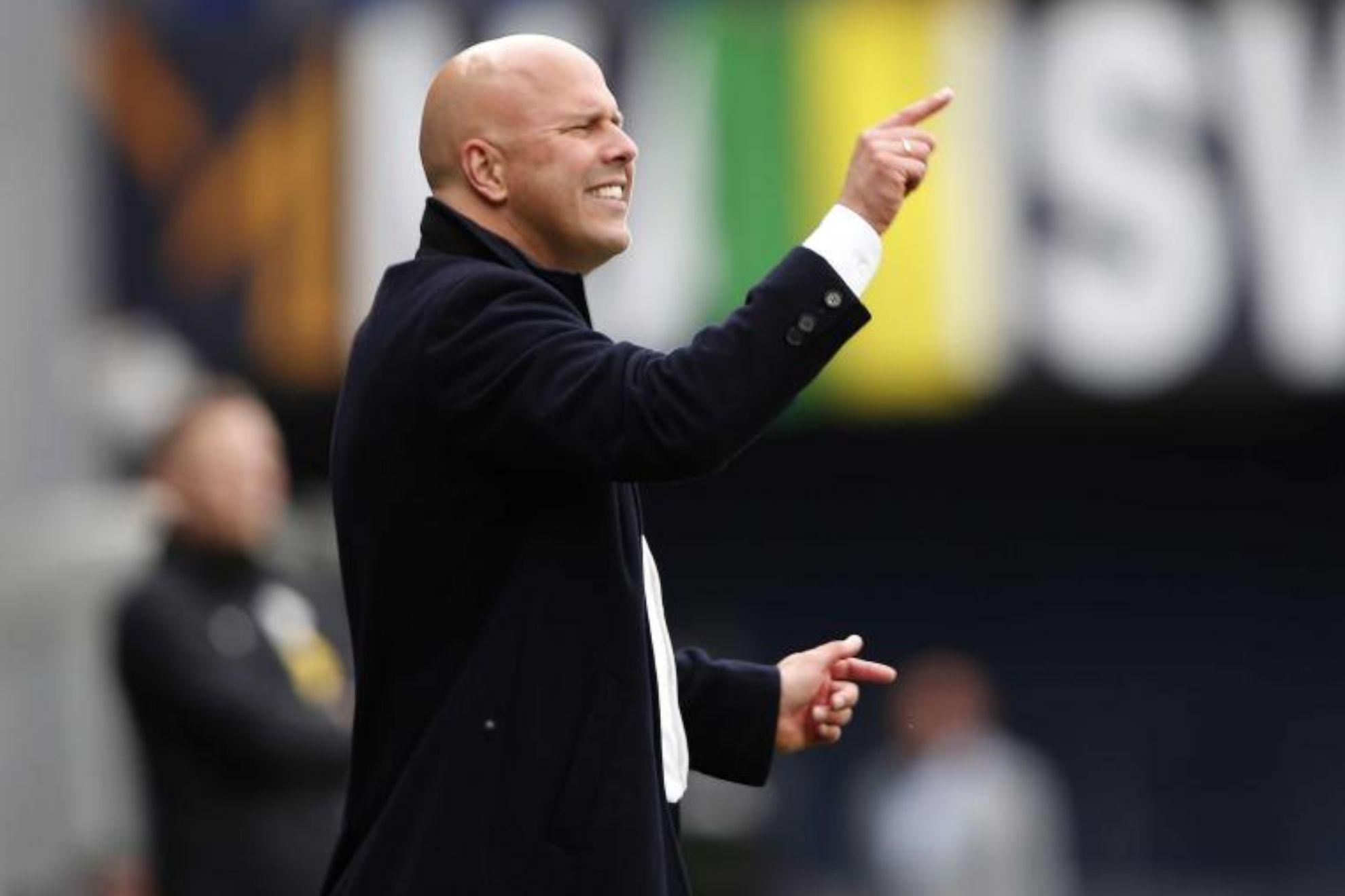 Arne Slot repartiendo instrucciones durante un encuentro con el Feyenoord
