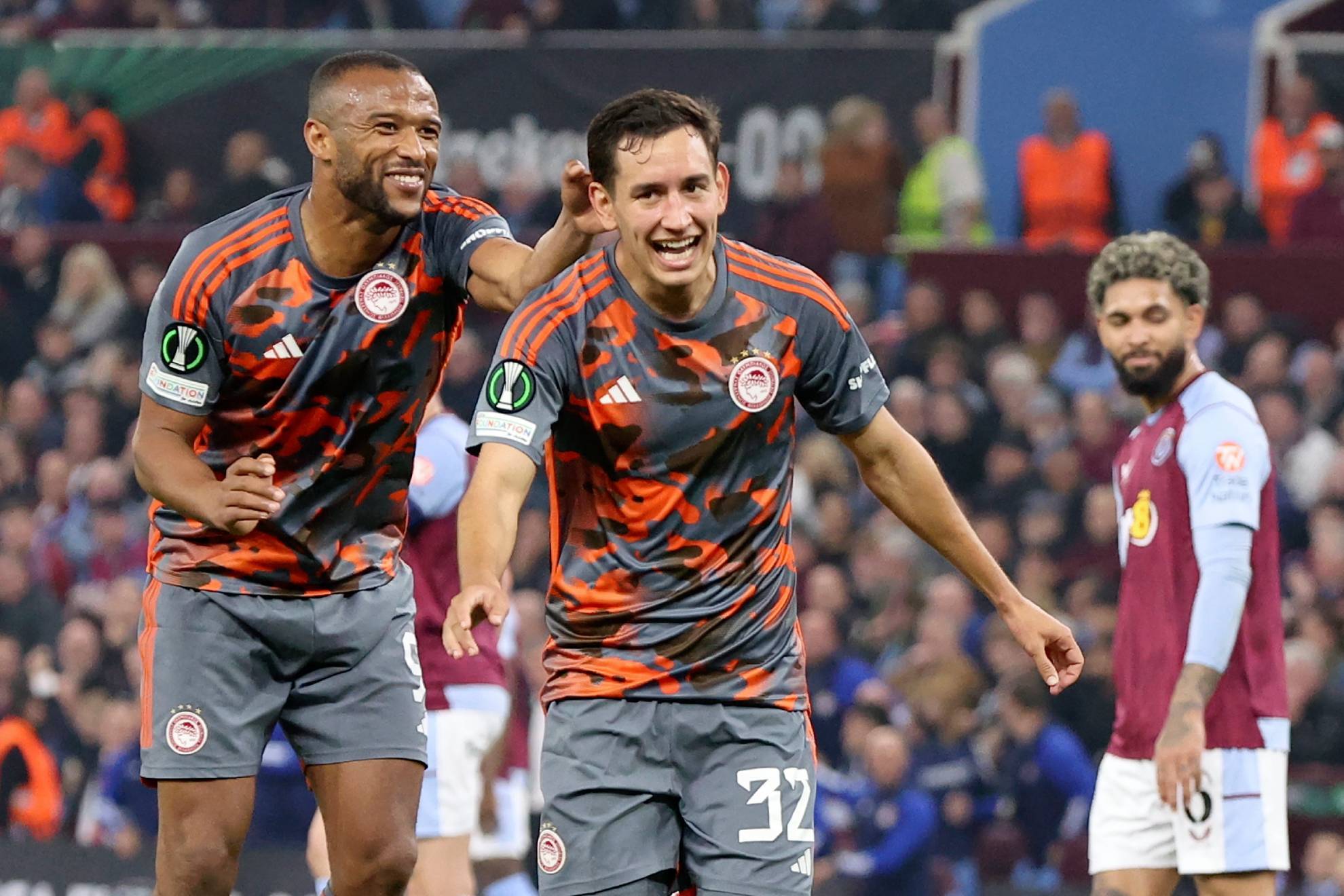 Santiago Hezze y El Kaabi celebran el gol del argentino que significaba el cuarto para Olympiacos.