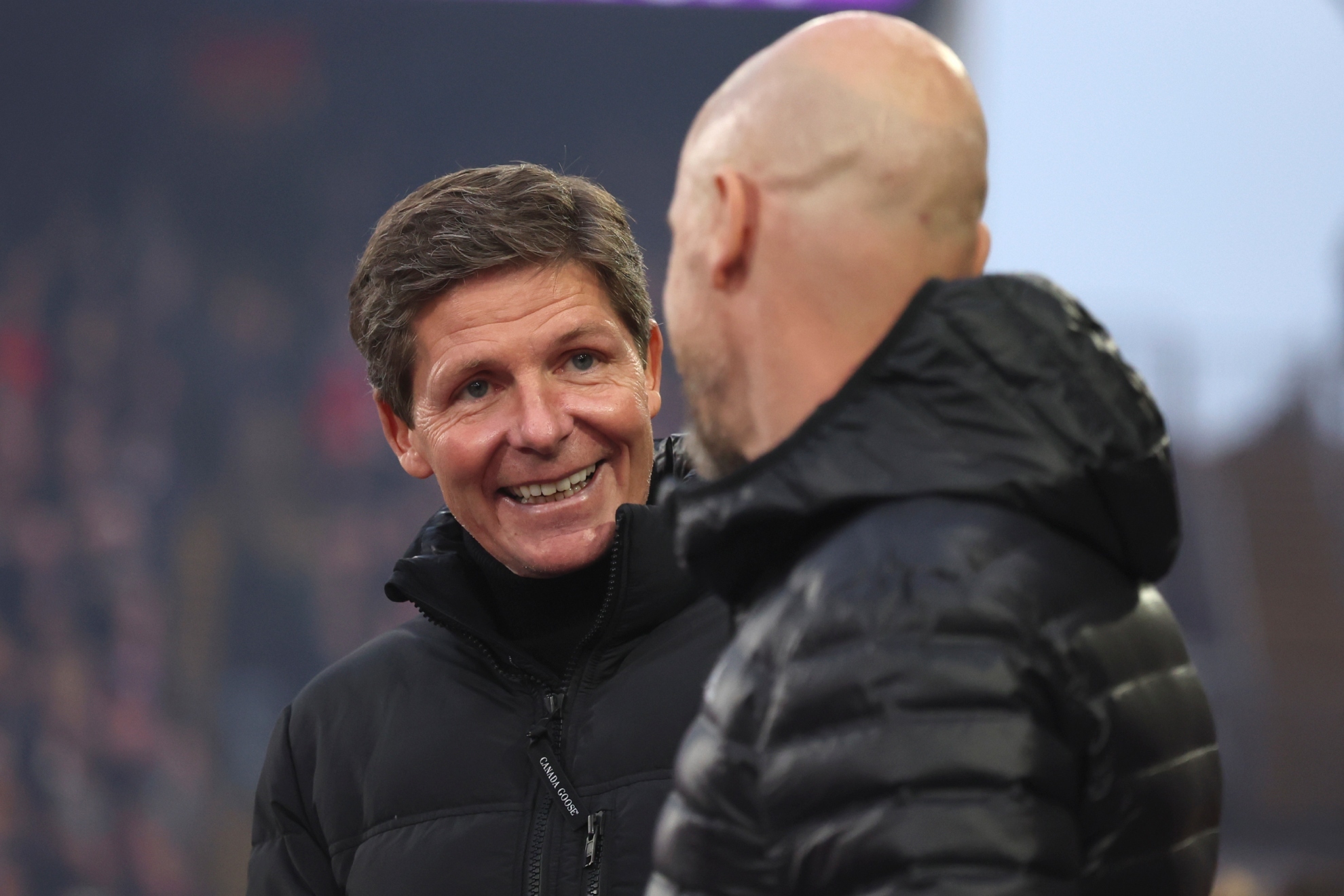 Oliver Glasner dialoga con Ten Hag en el partido contra el Manchester United.