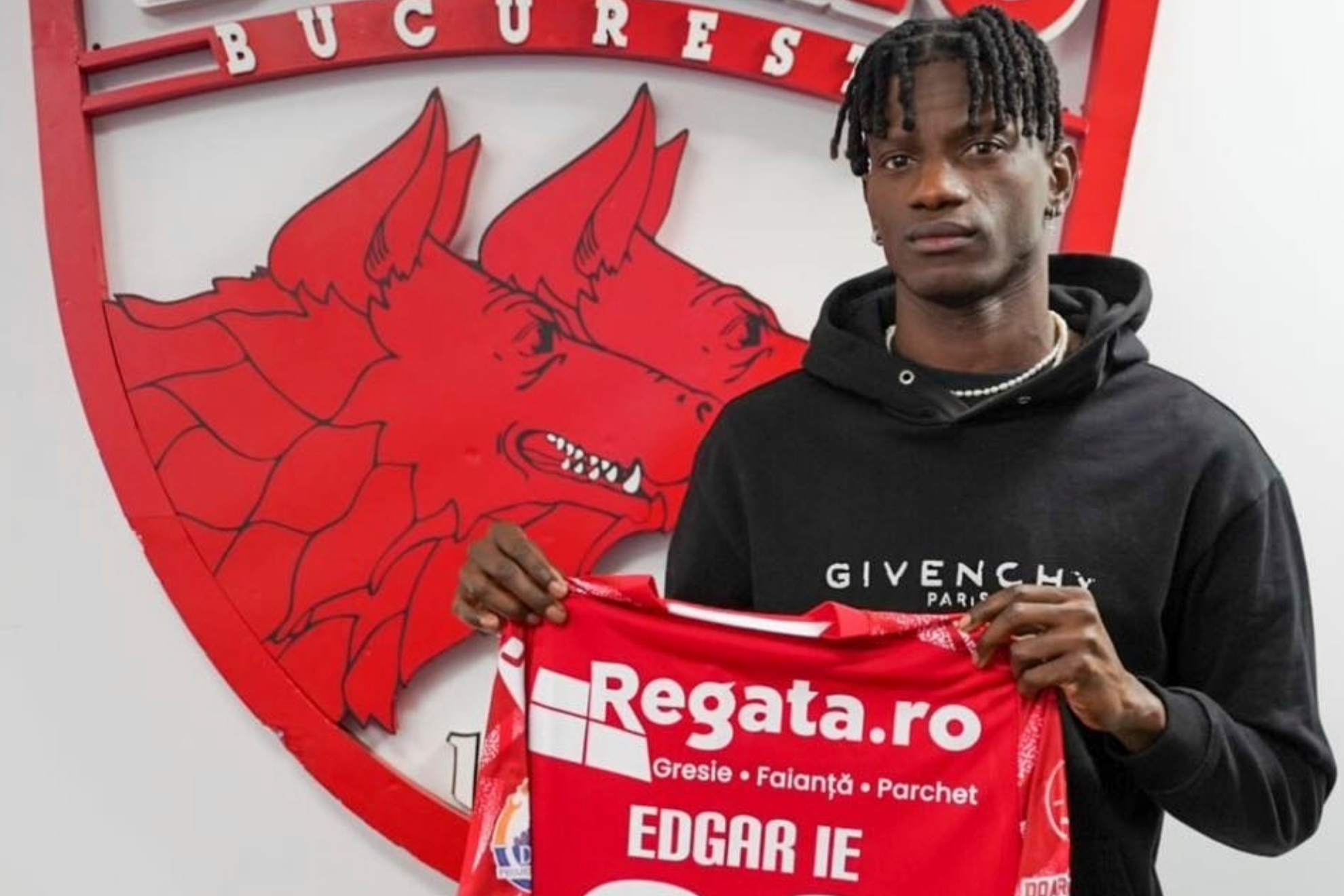 Edgar Ié posa con la camiseta del Dinamo de Bucarest.
