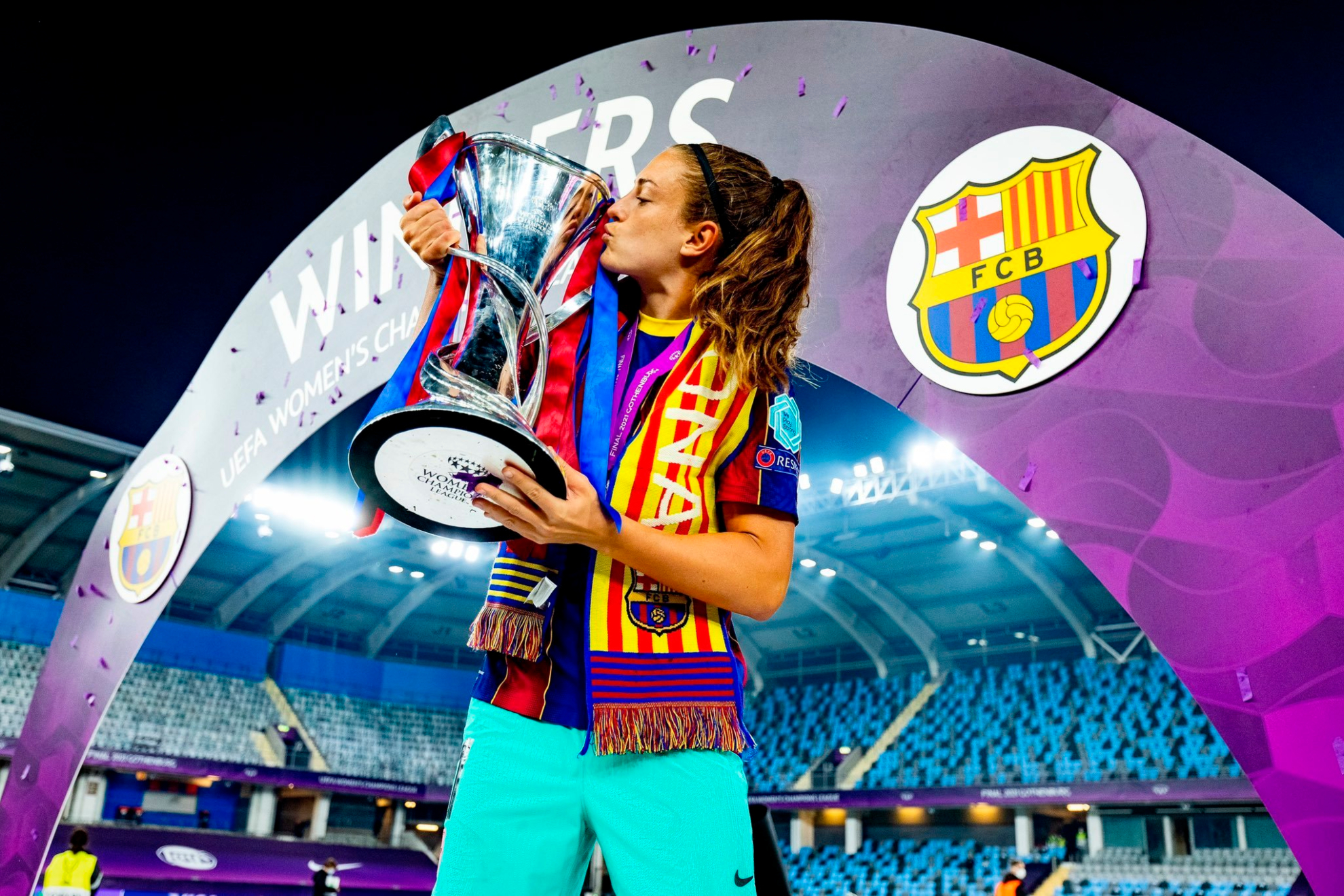 Alexia Putellas posa con el trofeo de la Champions League femenina. FC BARCELONA