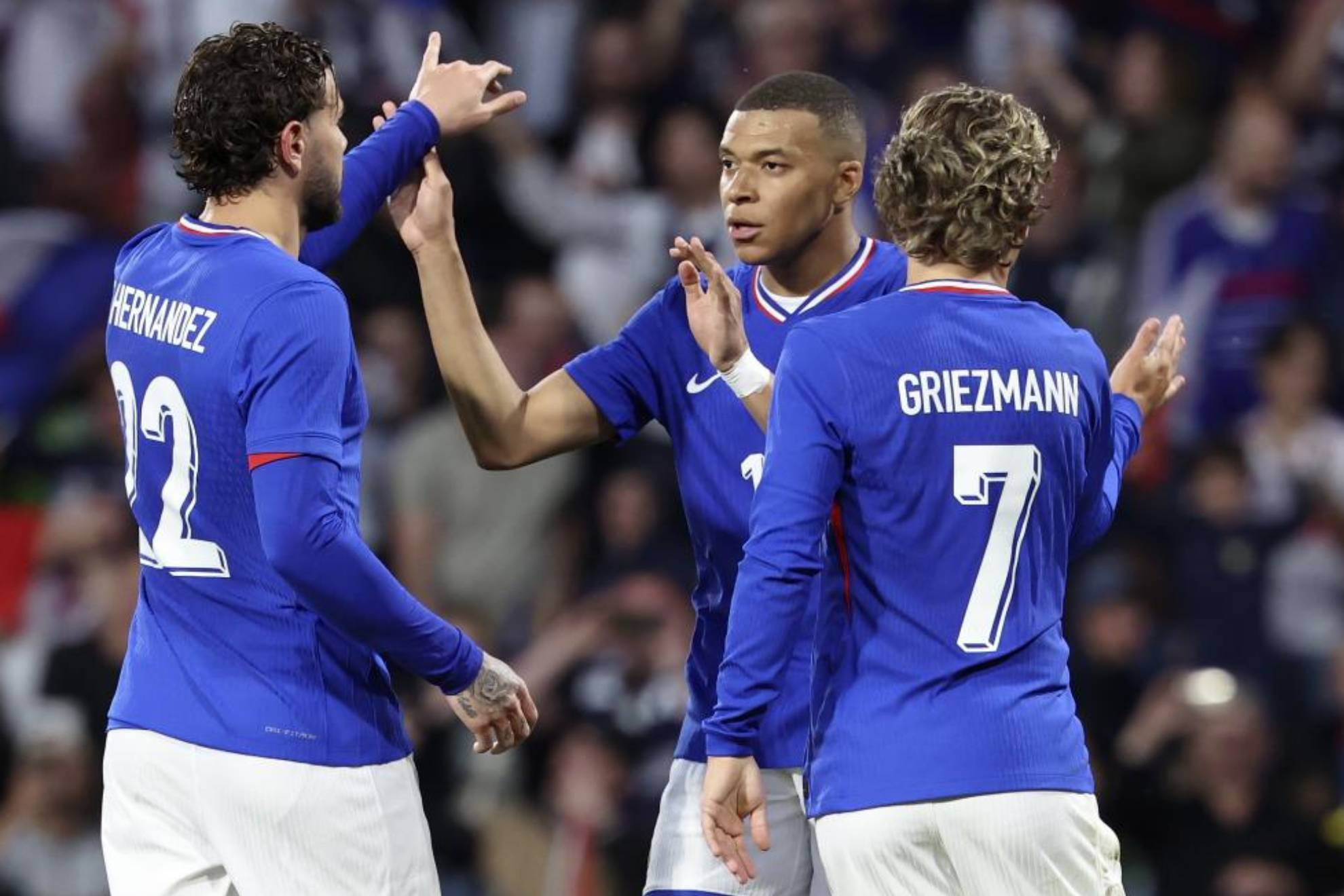 Mbappé celebra junto a Griezmann y Theo Hernández su gol a Luxemburgo.