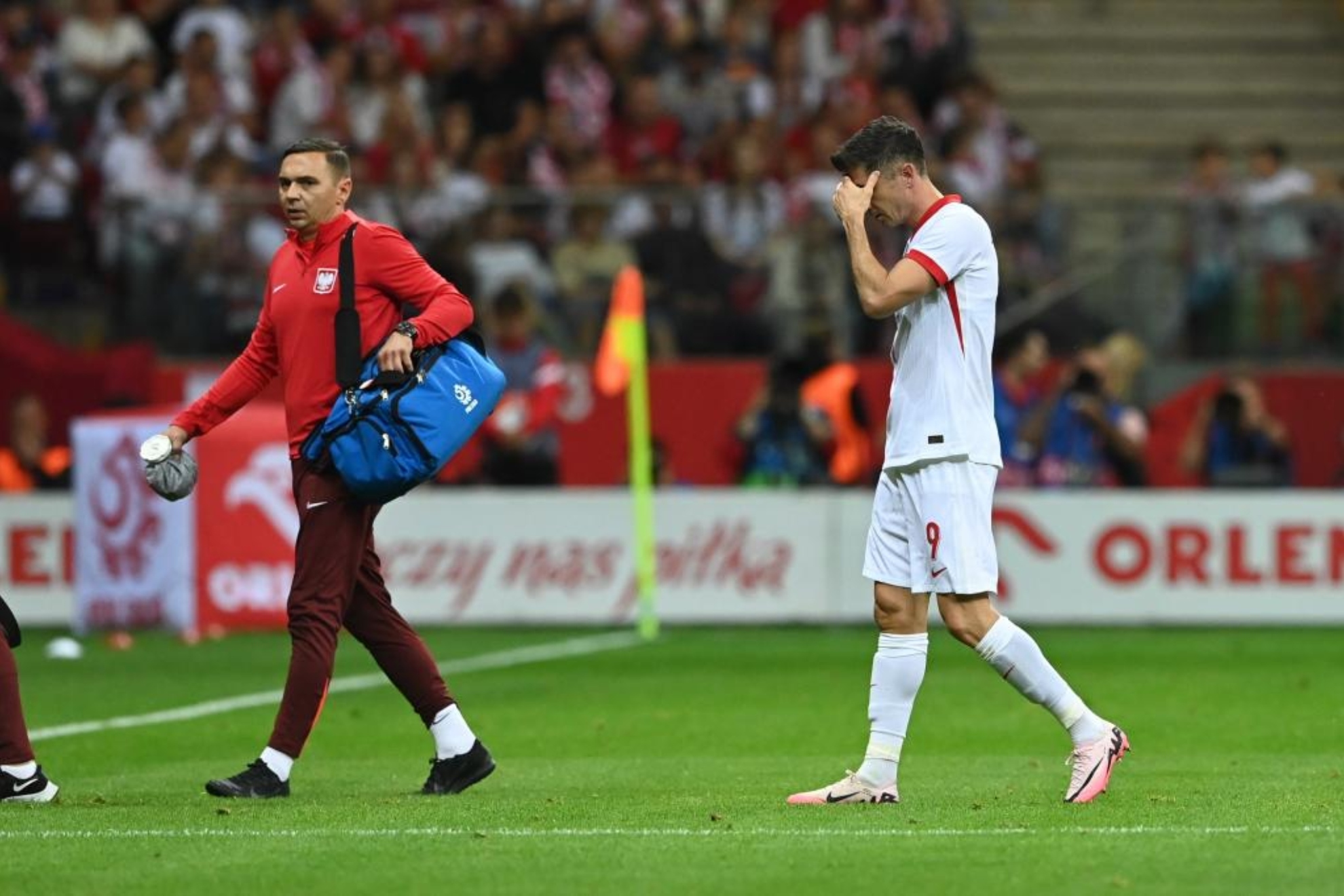 Lewandowski se retira cabizbajo ante Turquía.